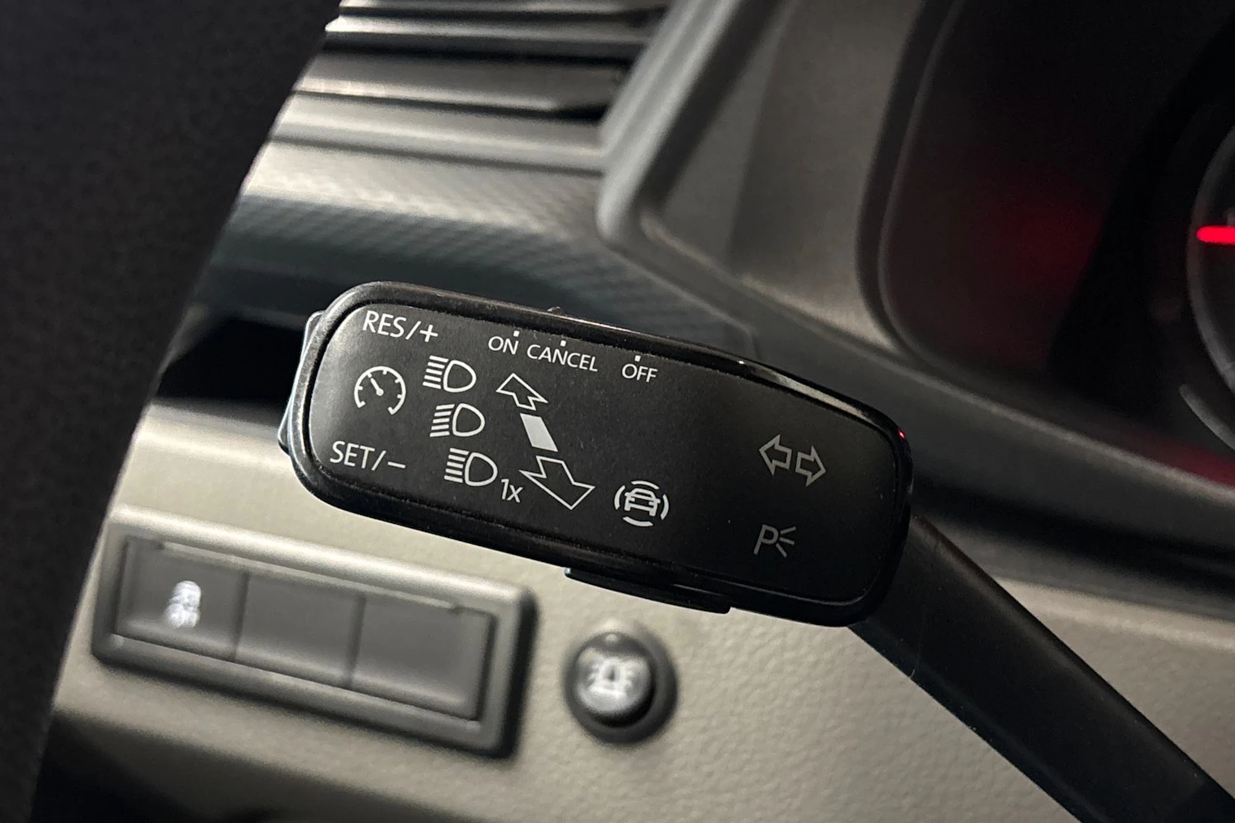 punainen Volkswagen Transporter 2022 kuva 17.