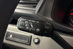 punainen Volkswagen Transporter 2022 kuva 17.