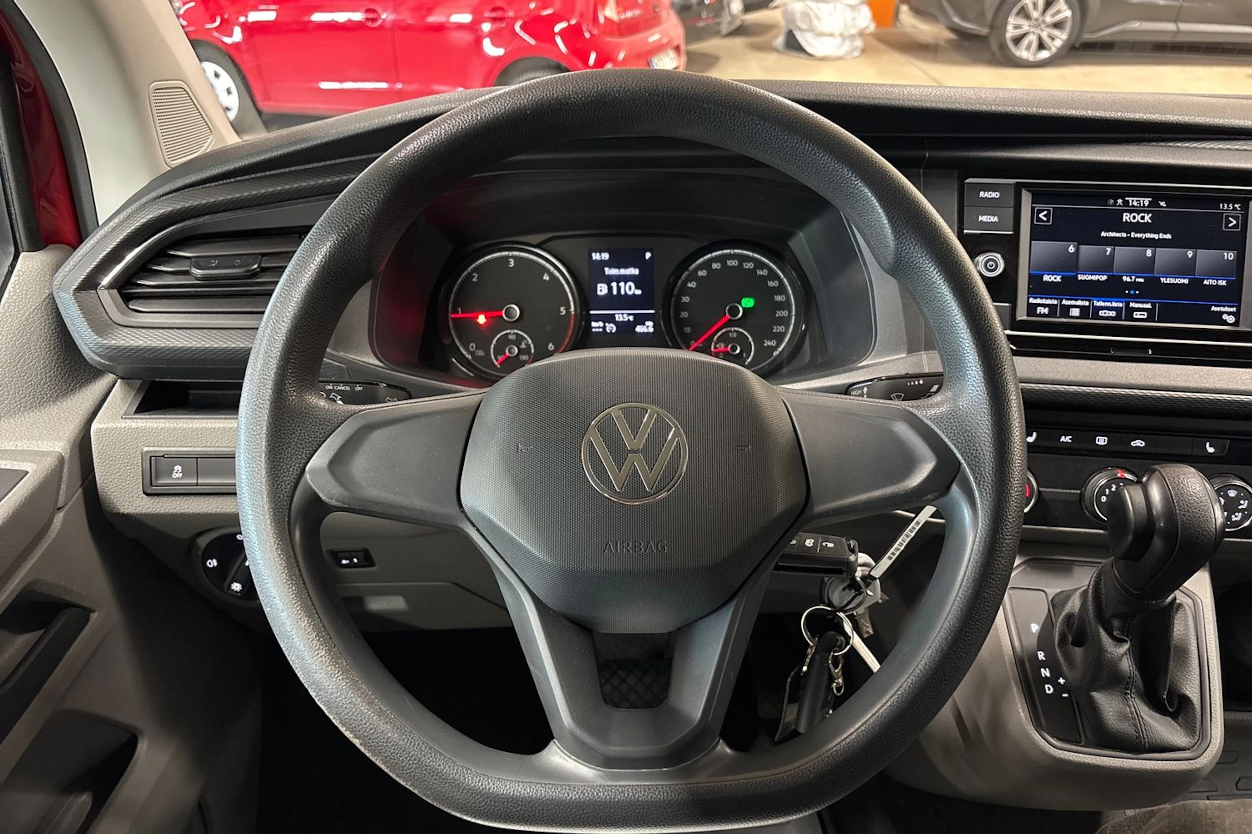 punainen Volkswagen Transporter 2022 kuva 18.