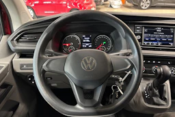 punainen Volkswagen Transporter 2022 kuva 18.