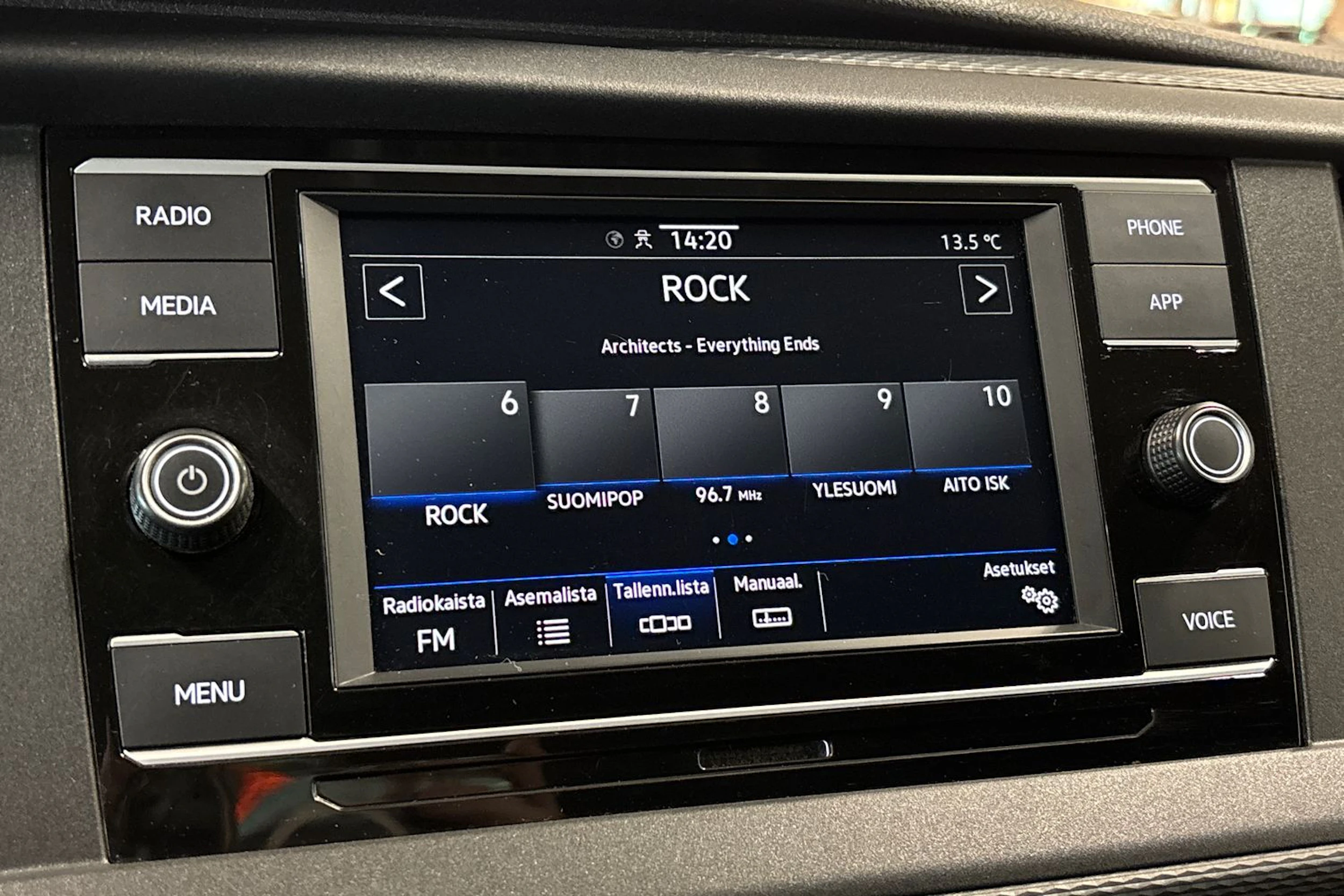 punainen Volkswagen Transporter 2022 kuva 19.