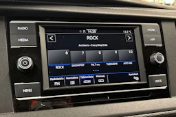 punainen Volkswagen Transporter 2022 kuva 19.