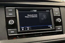 punainen Volkswagen Transporter 2022 kuva 20.