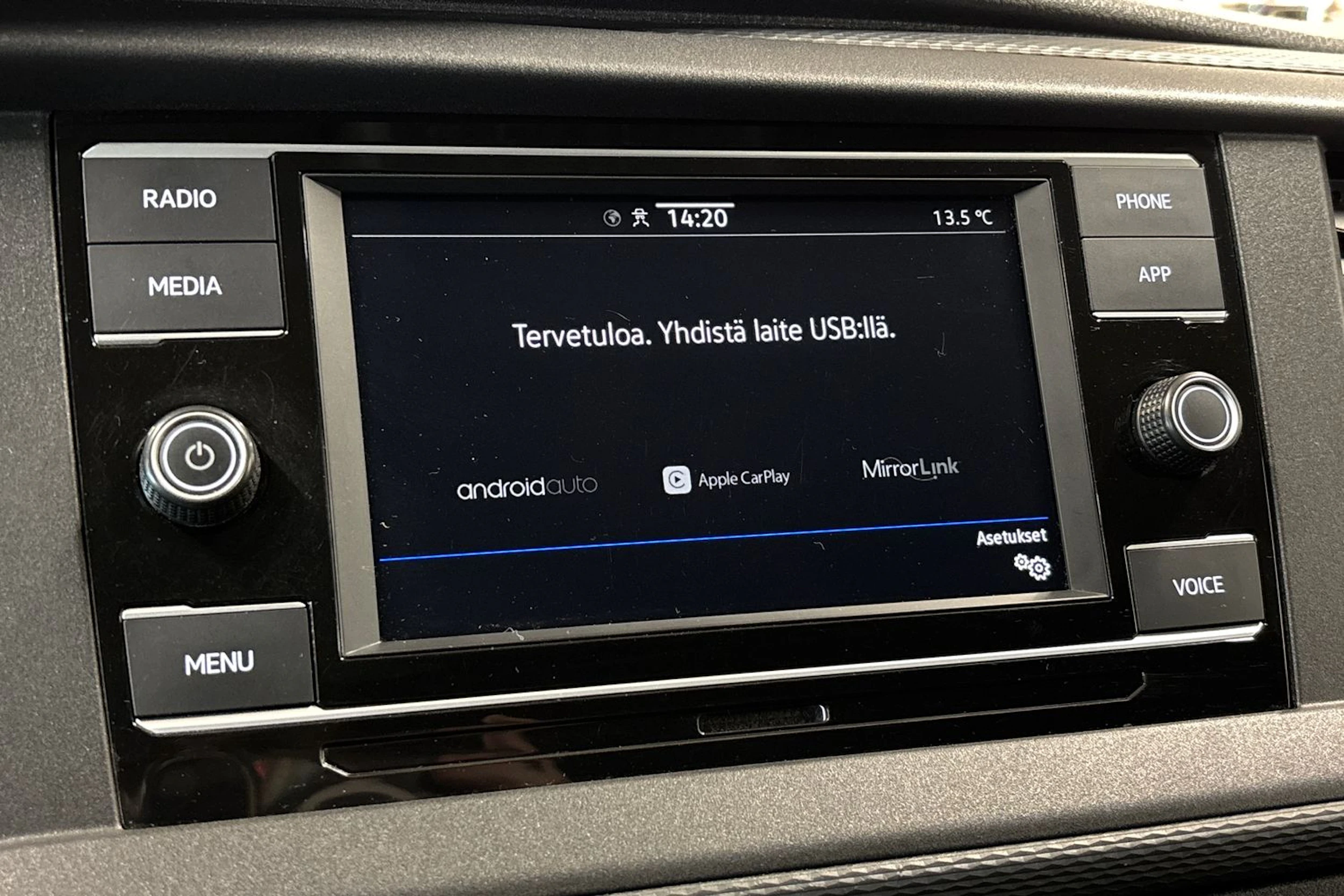 punainen Volkswagen Transporter 2022 kuva 21.