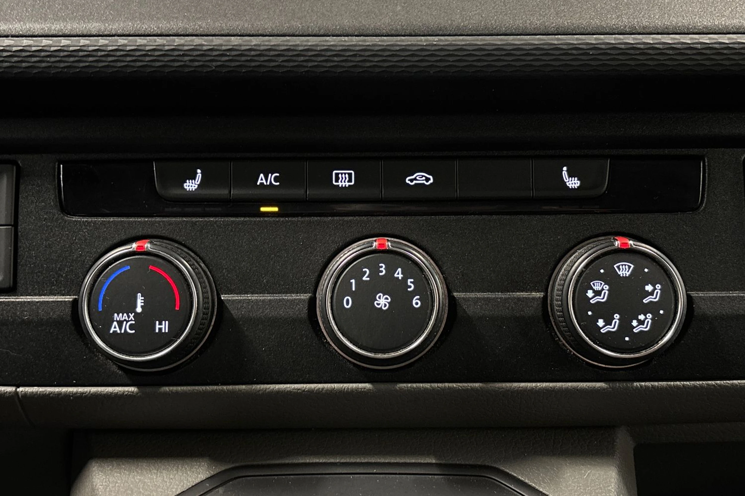 punainen Volkswagen Transporter 2022 kuva 23.