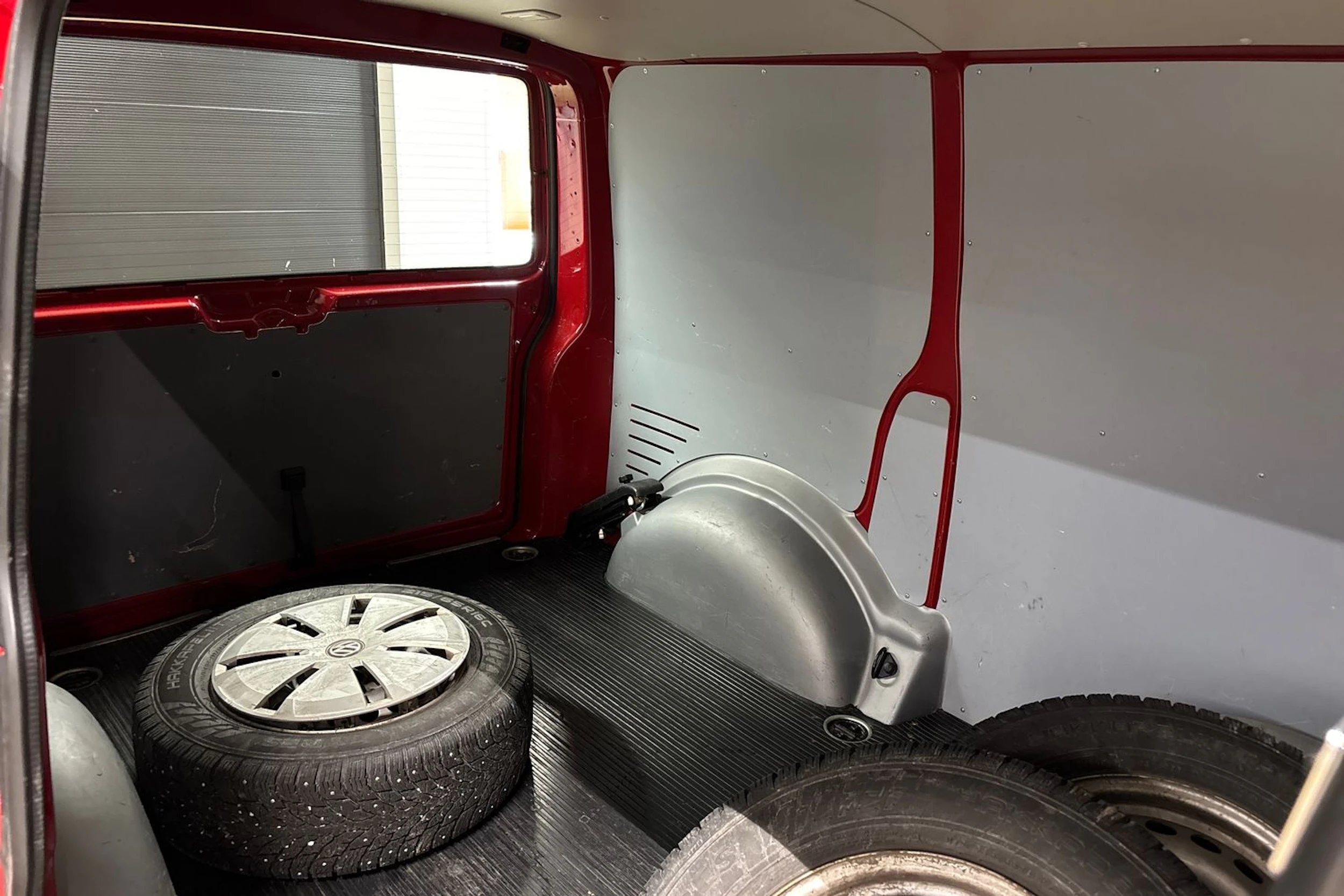 punainen Volkswagen Transporter 2022 kuva 26.