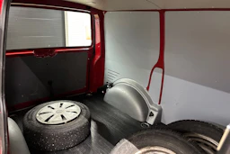 punainen Volkswagen Transporter 2022 kuva 26.