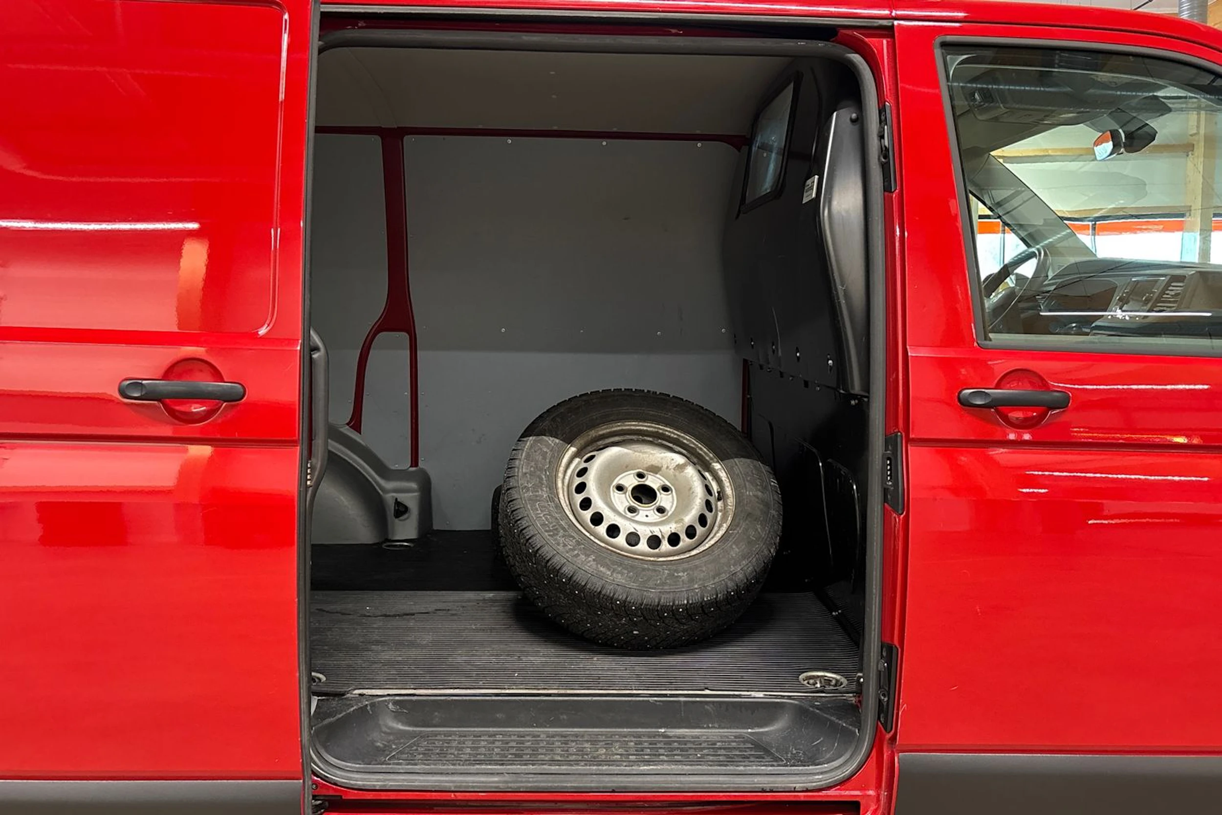 punainen Volkswagen Transporter 2022 kuva 27.