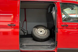 punainen Volkswagen Transporter 2022 kuva 27.