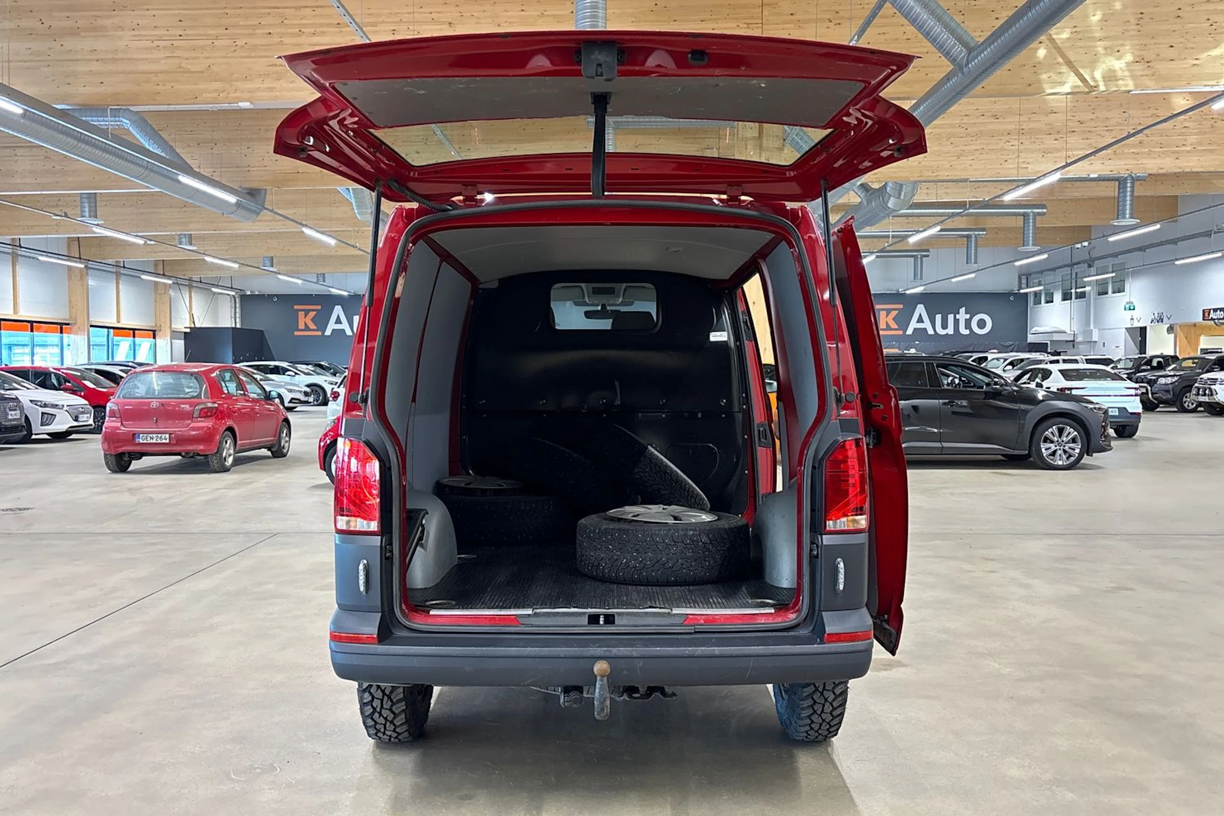 punainen Volkswagen Transporter 2022 kuva 28.