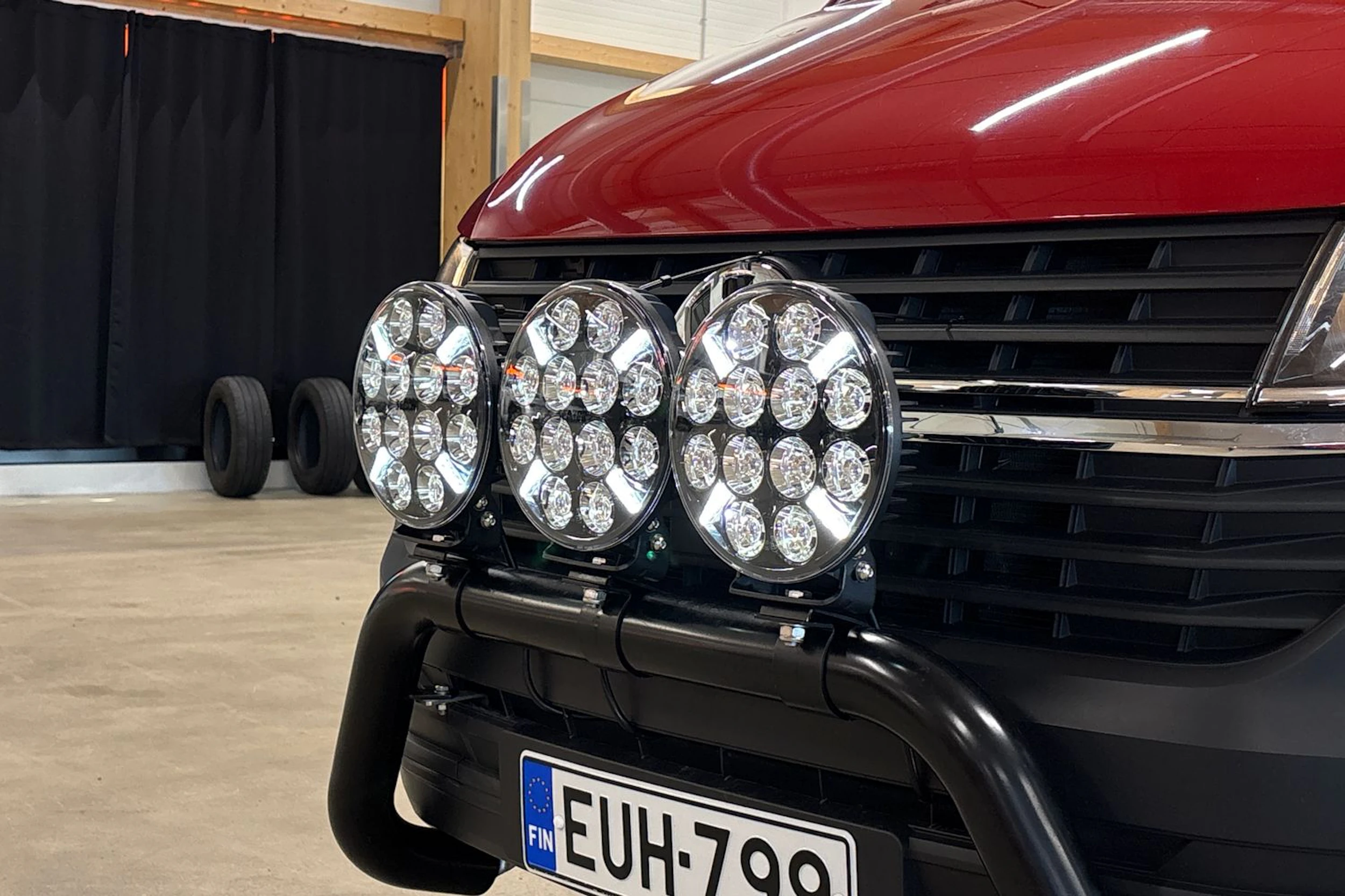 punainen Volkswagen Transporter 2022 kuva 30.