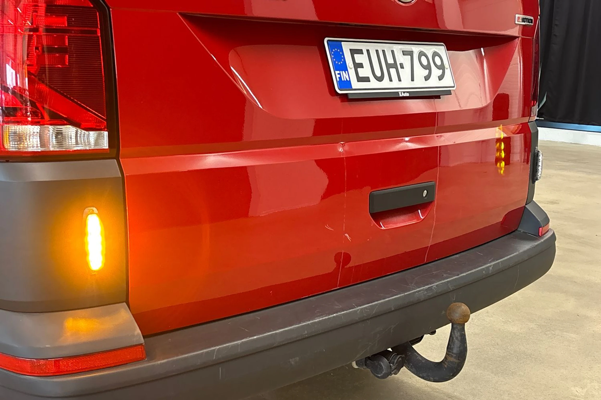 punainen Volkswagen Transporter 2022 kuva 32.