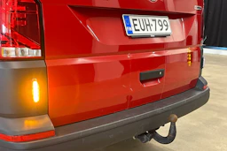 punainen Volkswagen Transporter 2022 kuva 32.