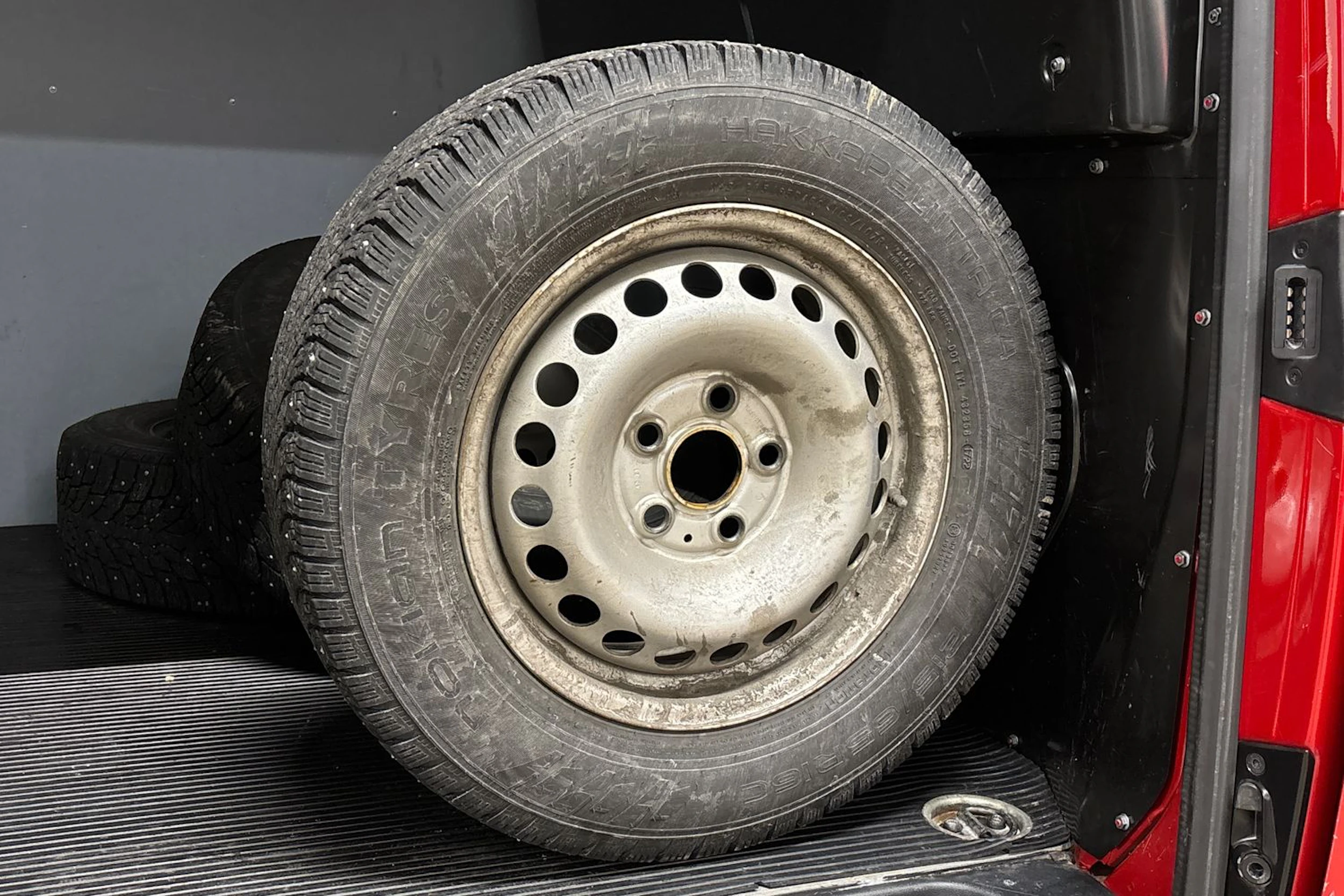 punainen Volkswagen Transporter 2022 kuva 33.