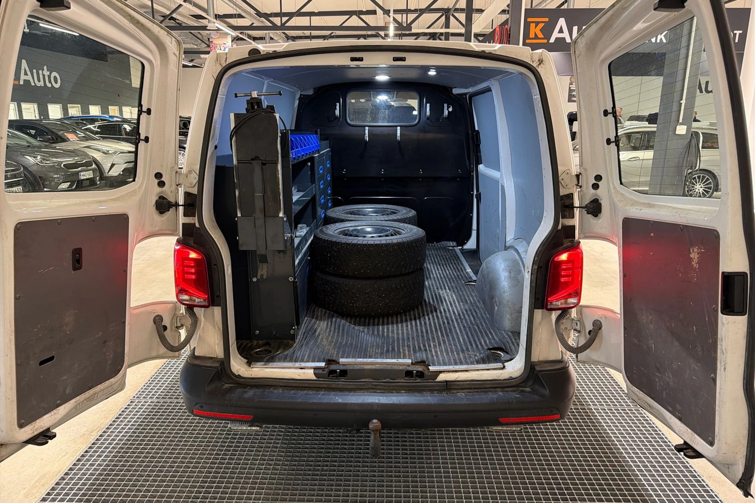 valkoinen Volkswagen Transporter 2022 kuva 4.