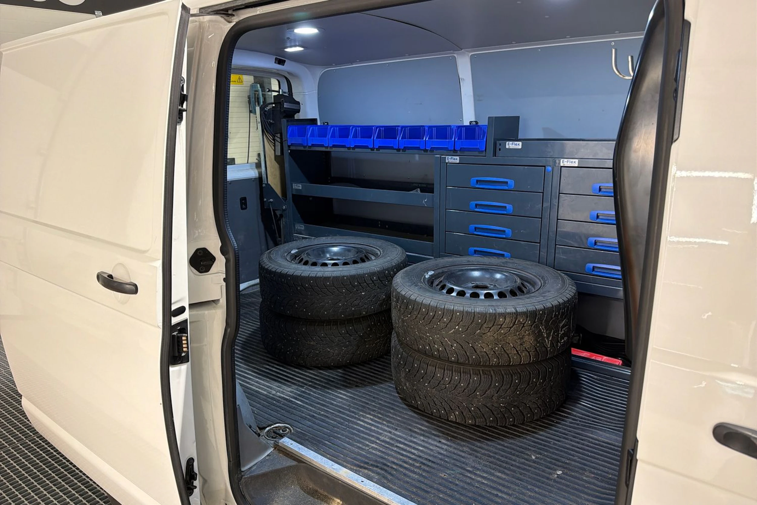 valkoinen Volkswagen Transporter 2022 kuva 5.