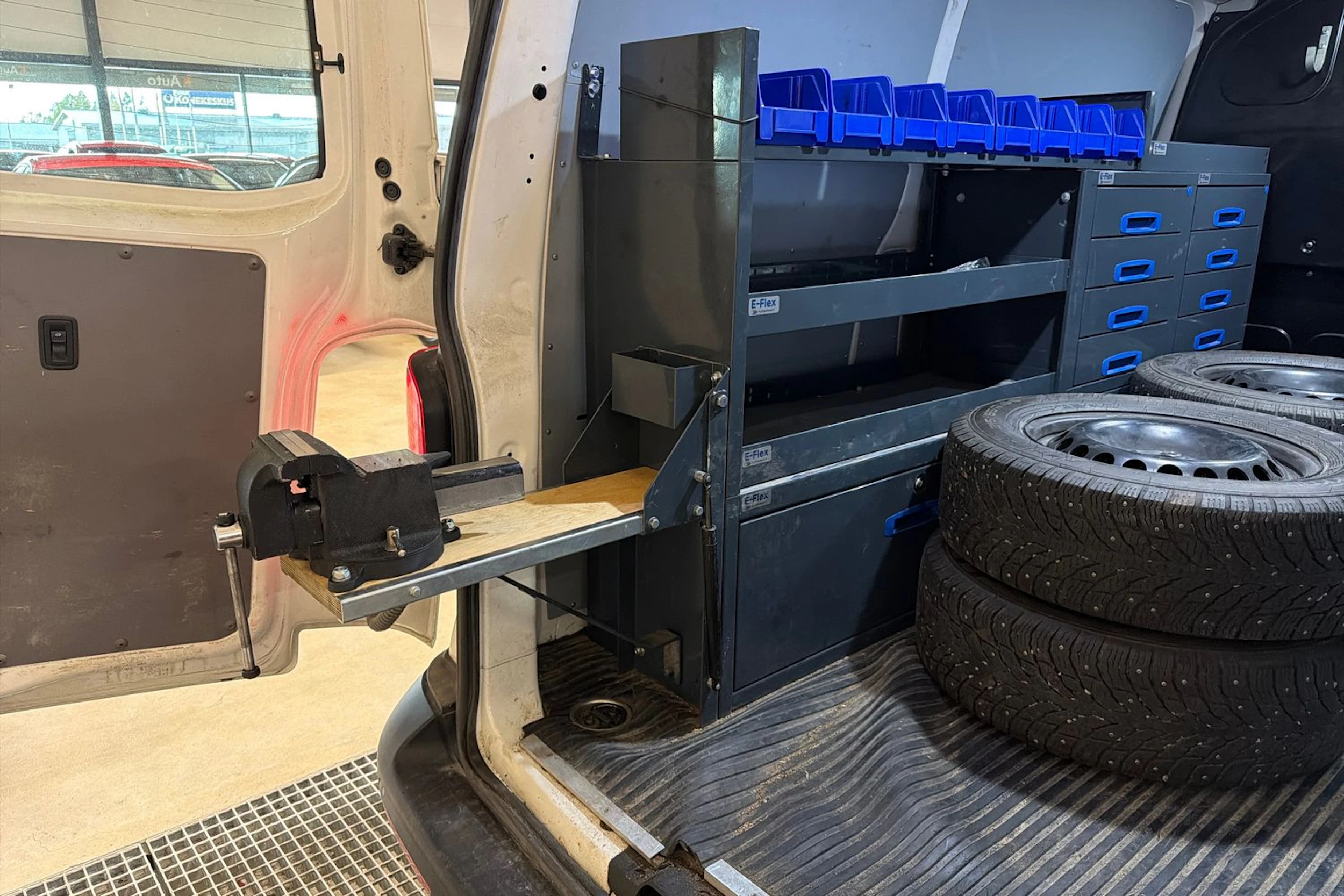 valkoinen Volkswagen Transporter 2022 kuva 6.