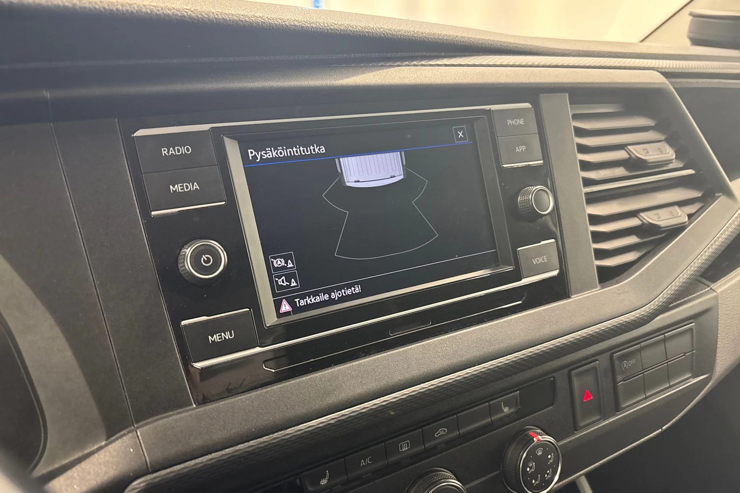 valkoinen Volkswagen Transporter 2022 kuva 19.
