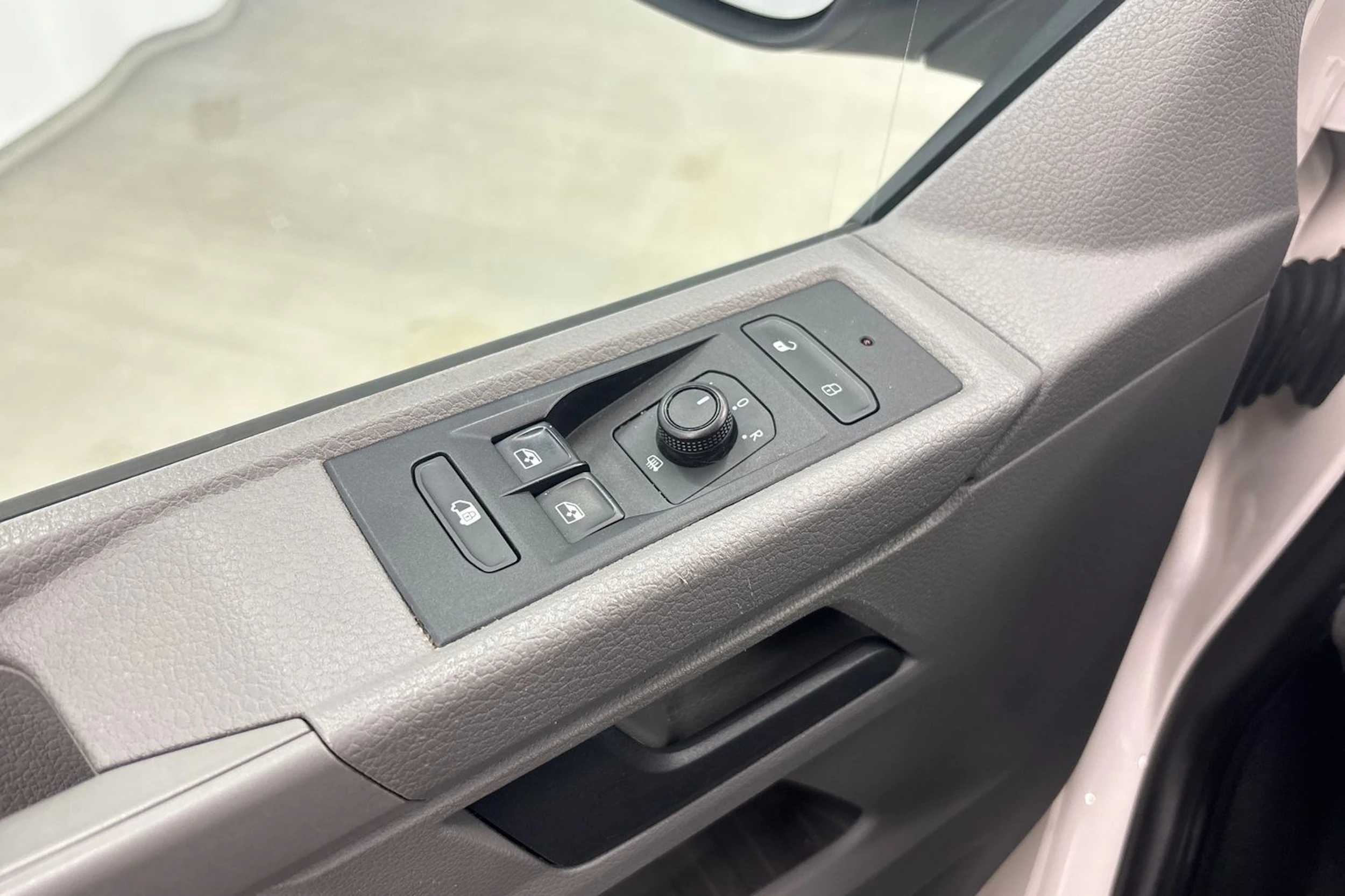 valkoinen Volkswagen Transporter 2022 kuva 23.