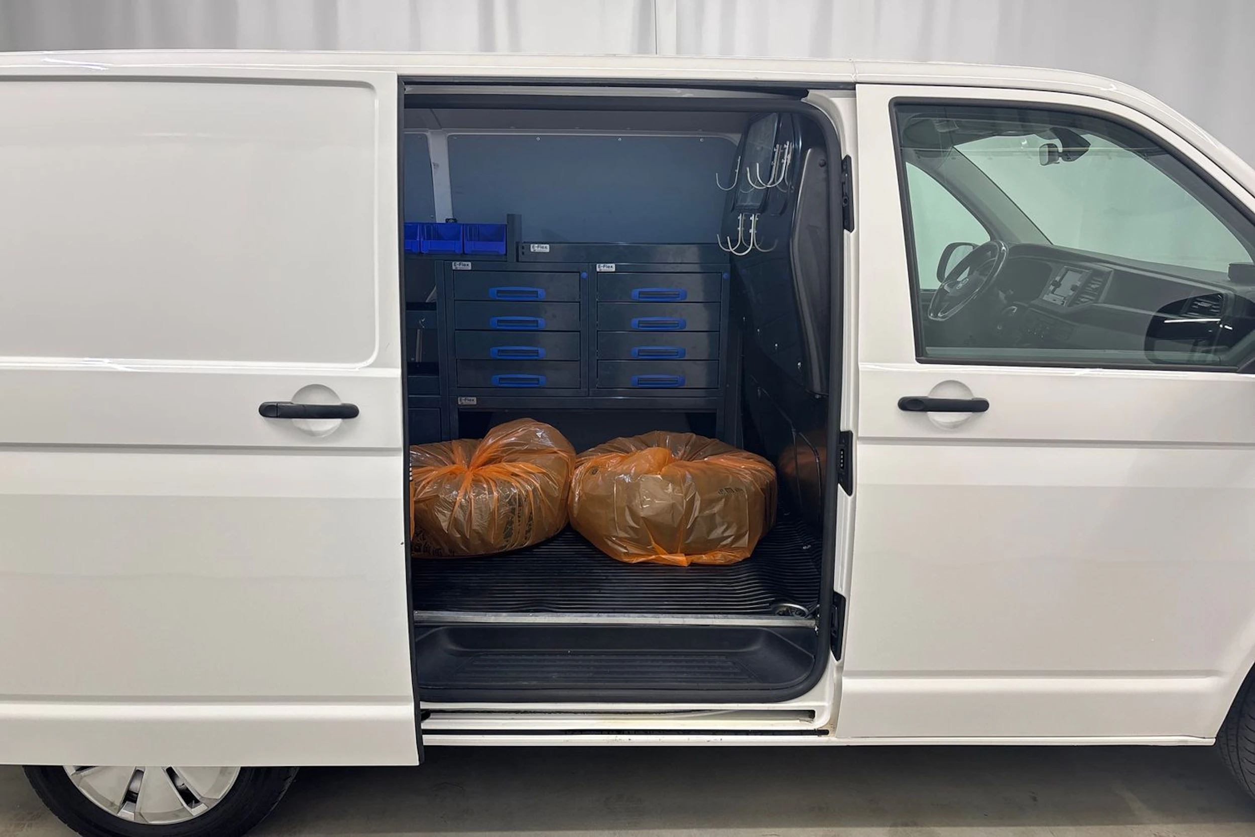 valkoinen Volkswagen Transporter 2022 kuva 24.