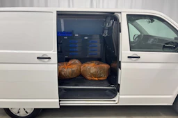 valkoinen Volkswagen Transporter 2022 kuva 24.