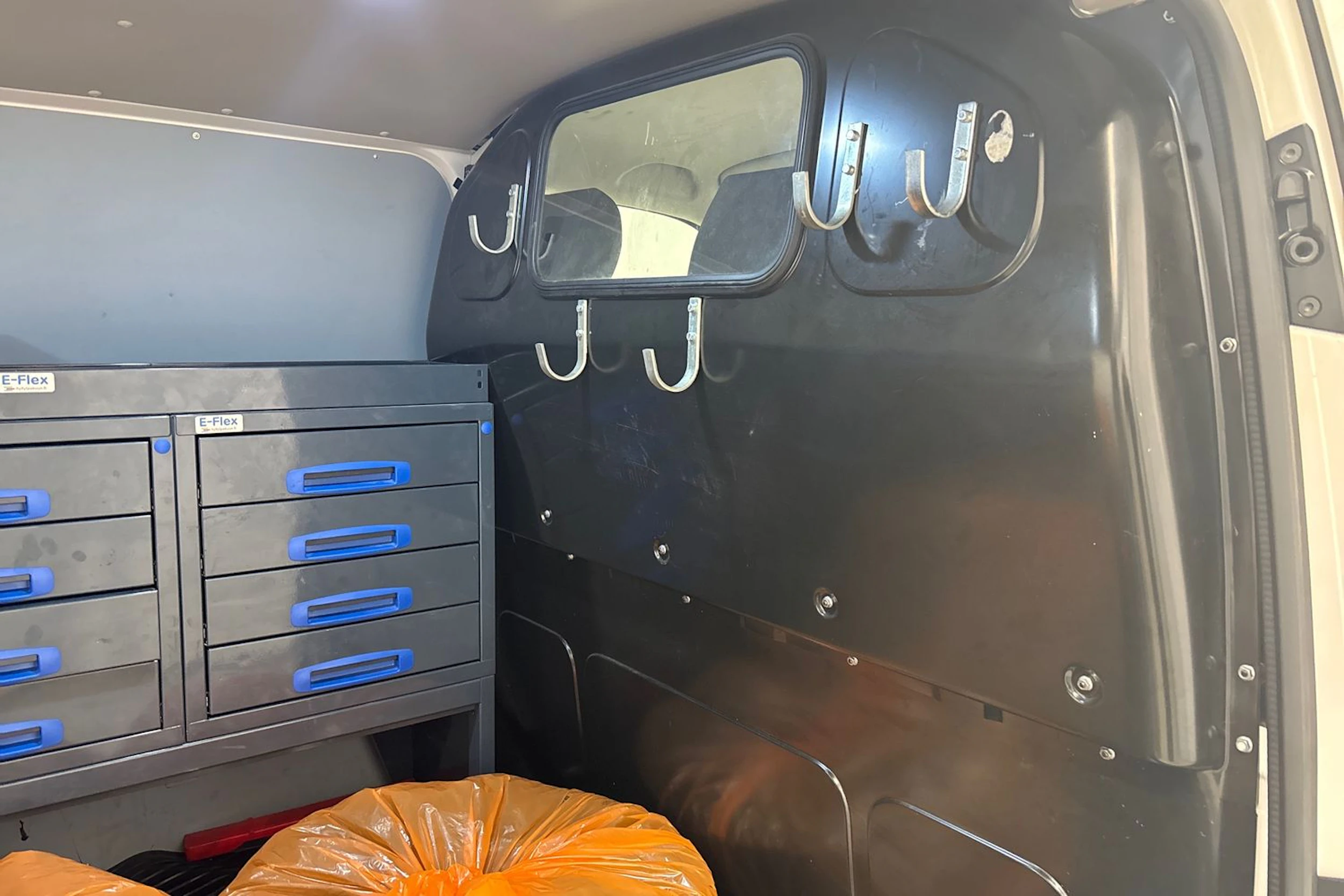 valkoinen Volkswagen Transporter 2022 kuva 25.