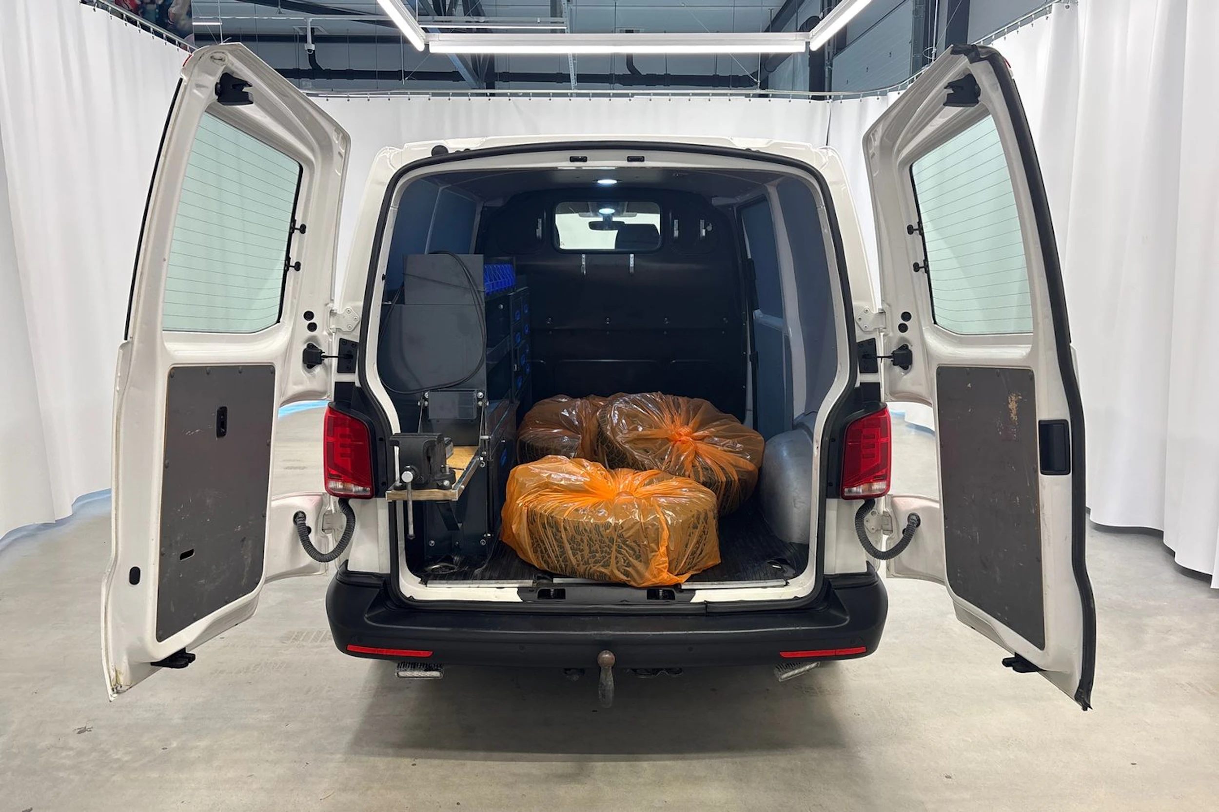 valkoinen Volkswagen Transporter 2022 kuva 27.