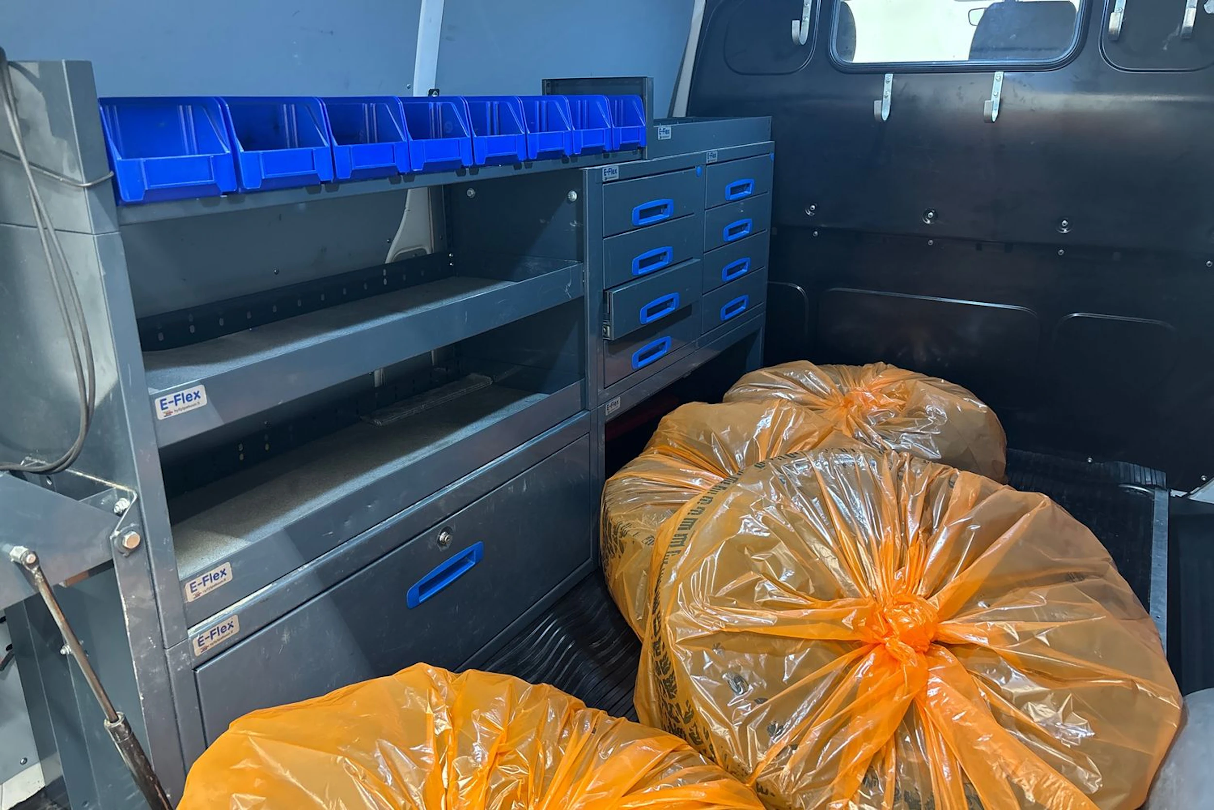 valkoinen Volkswagen Transporter 2022 kuva 29.