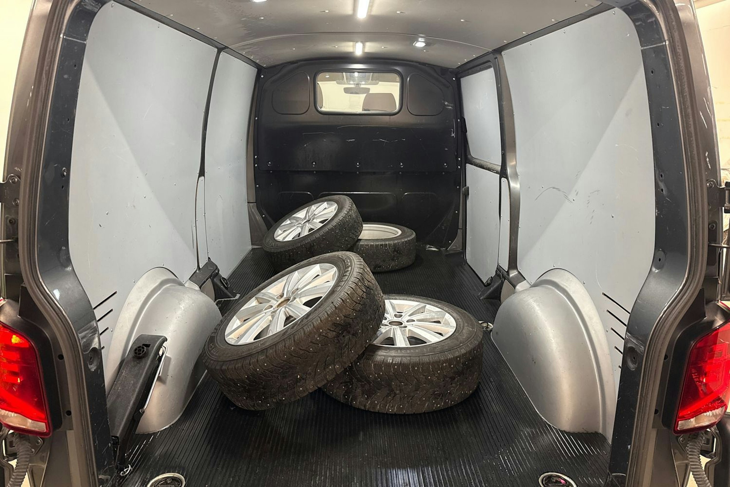 met. harmaa Volkswagen Transporter 2022 kuva 11.