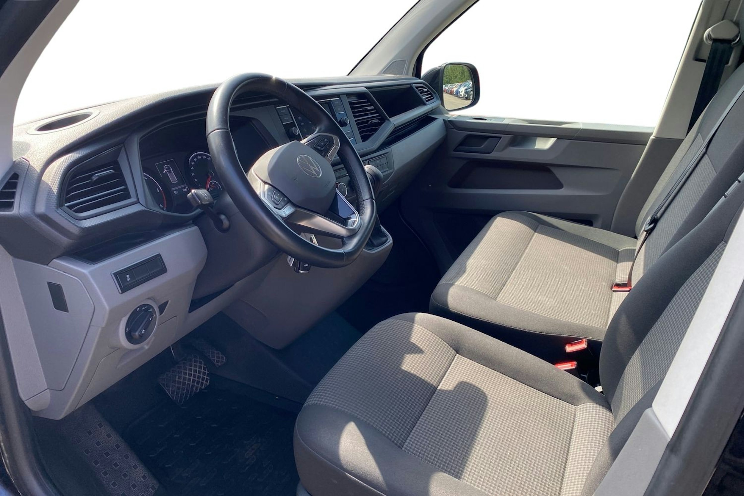 musta Volkswagen Transporter 2022 kuva 3.