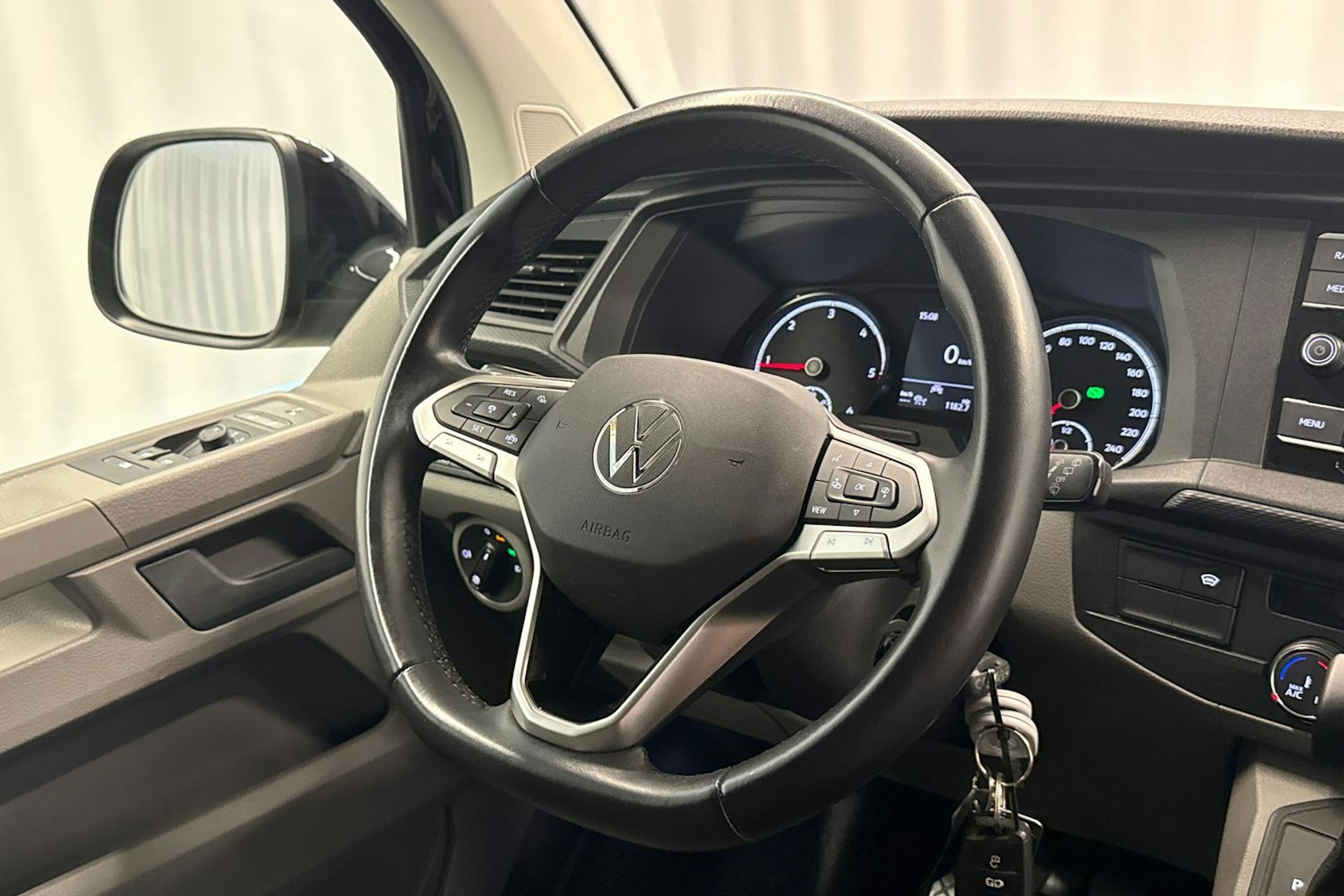 musta Volkswagen Transporter 2022 kuva 13.