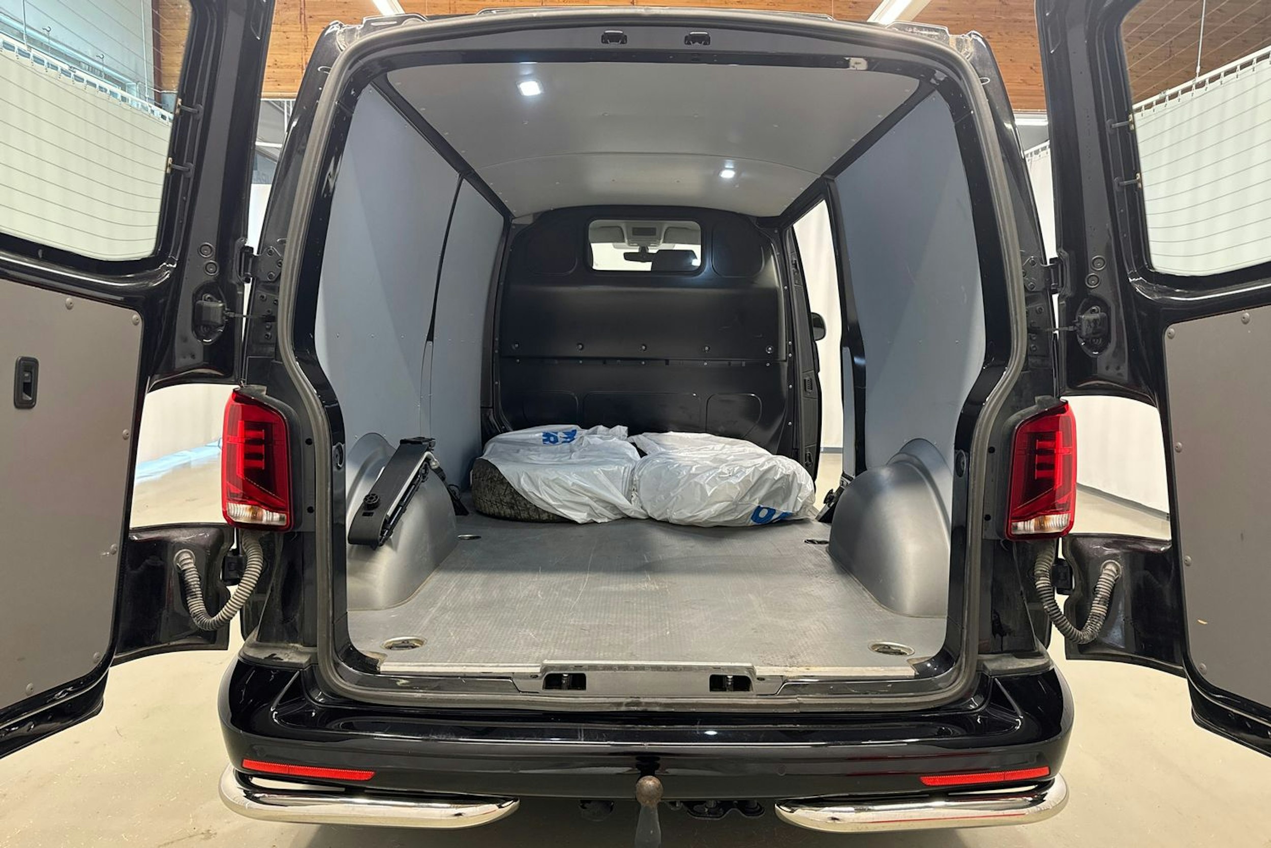 musta Volkswagen Transporter 2022 kuva 27.