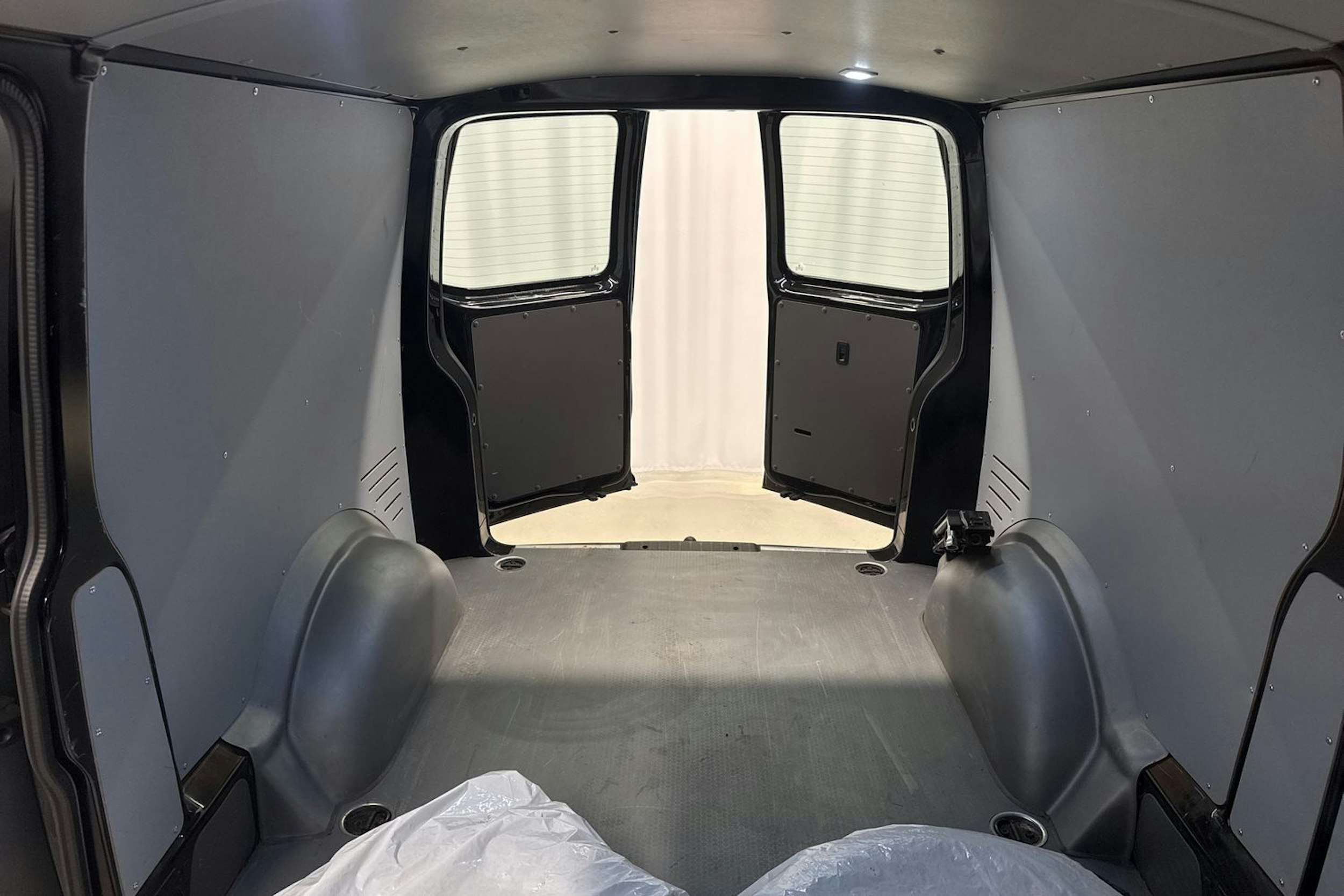 musta Volkswagen Transporter 2022 kuva 28.