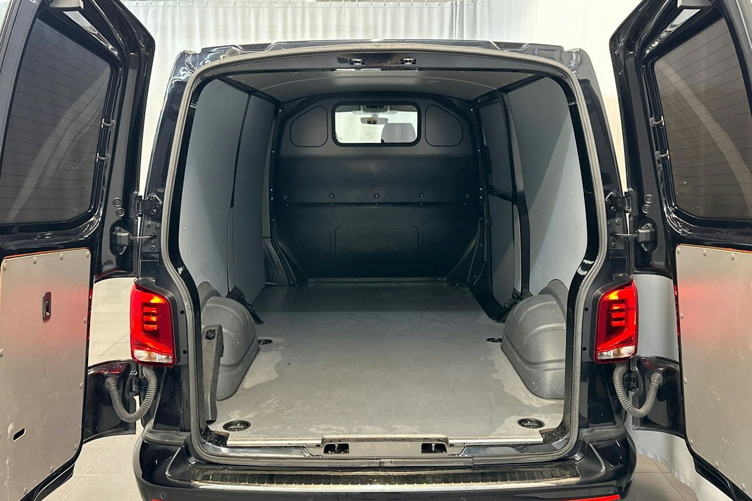 musta Volkswagen Transporter 2022 kuva 14.