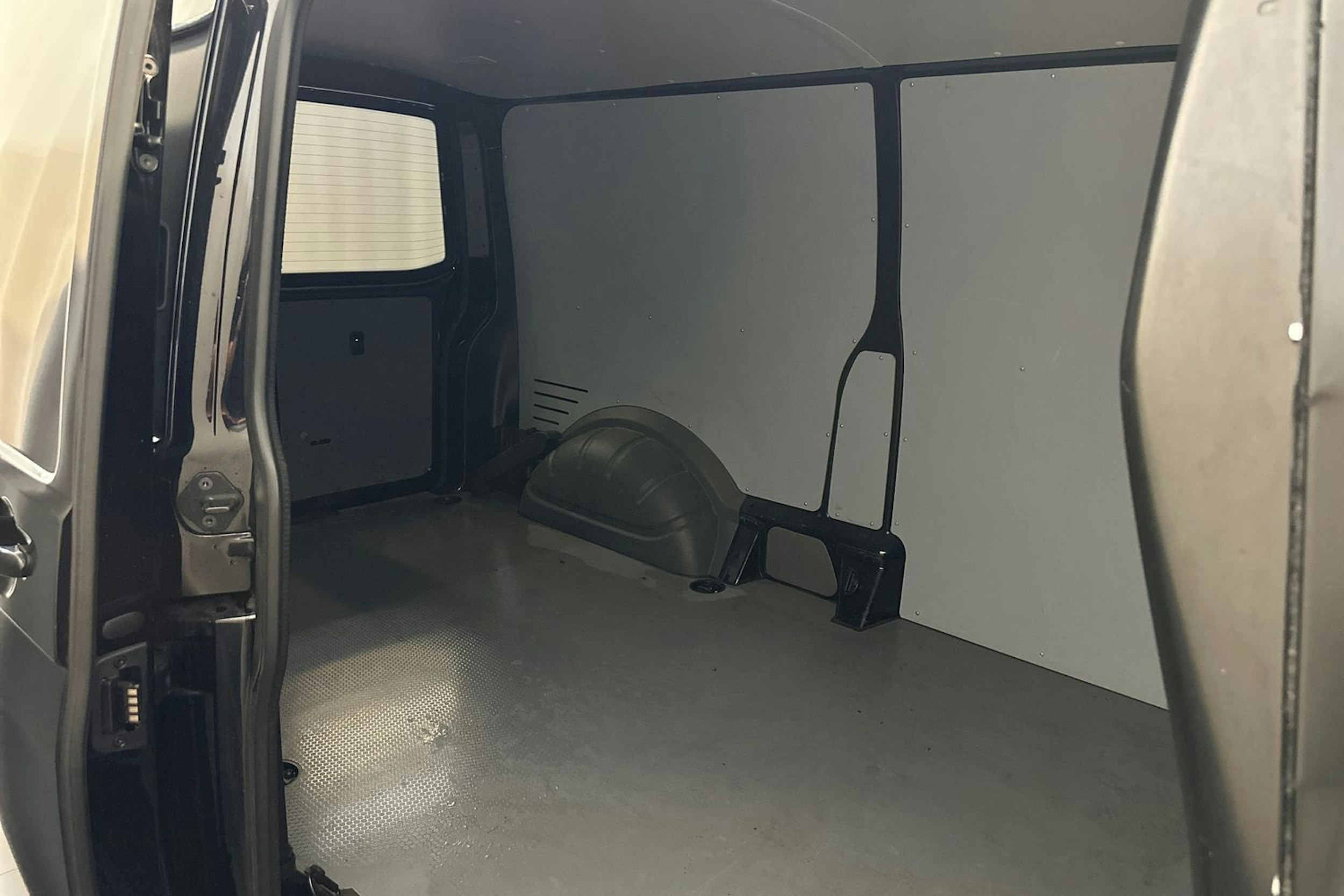 musta Volkswagen Transporter 2022 kuva 15.