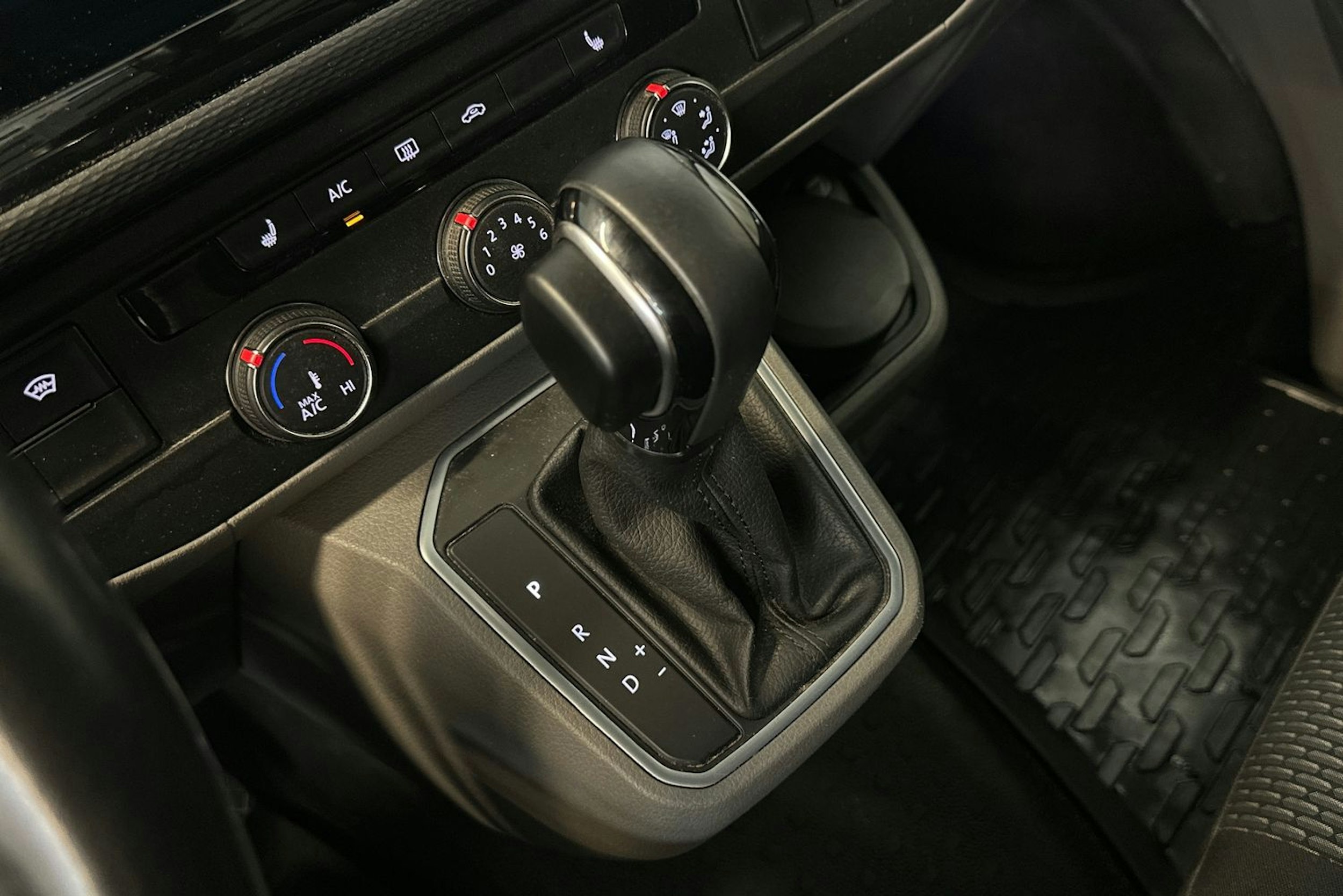 musta Volkswagen Transporter 2022 kuva 21.