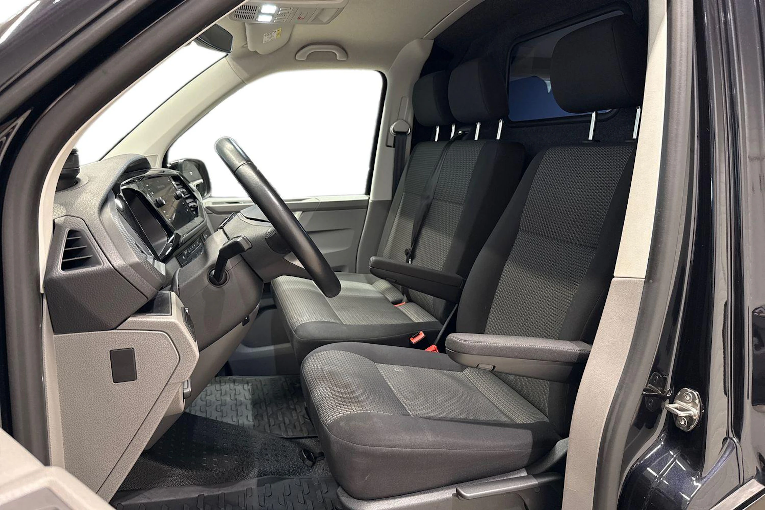 musta Volkswagen Transporter 2022 kuva 11.
