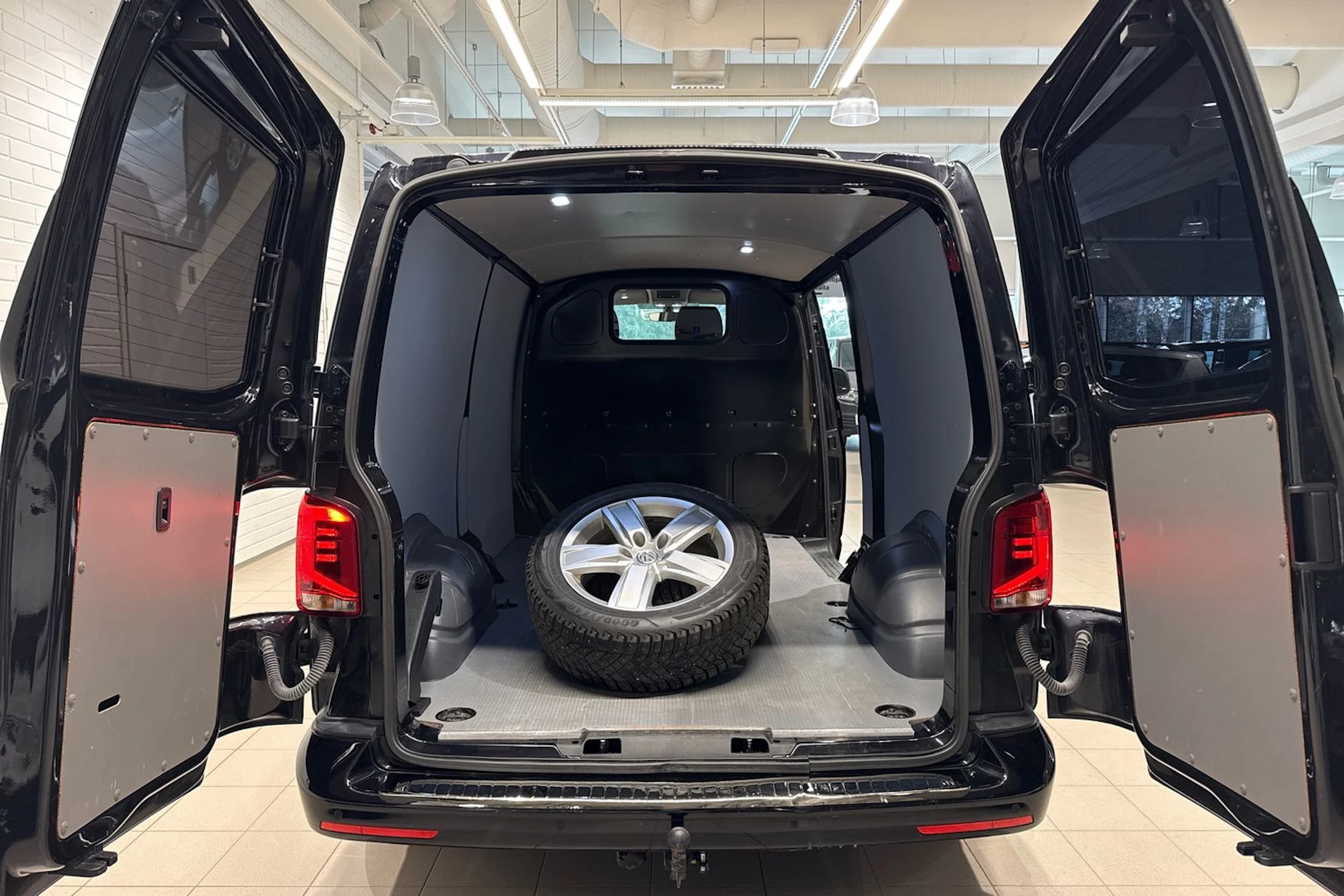 musta Volkswagen Transporter 2022 kuva 15.