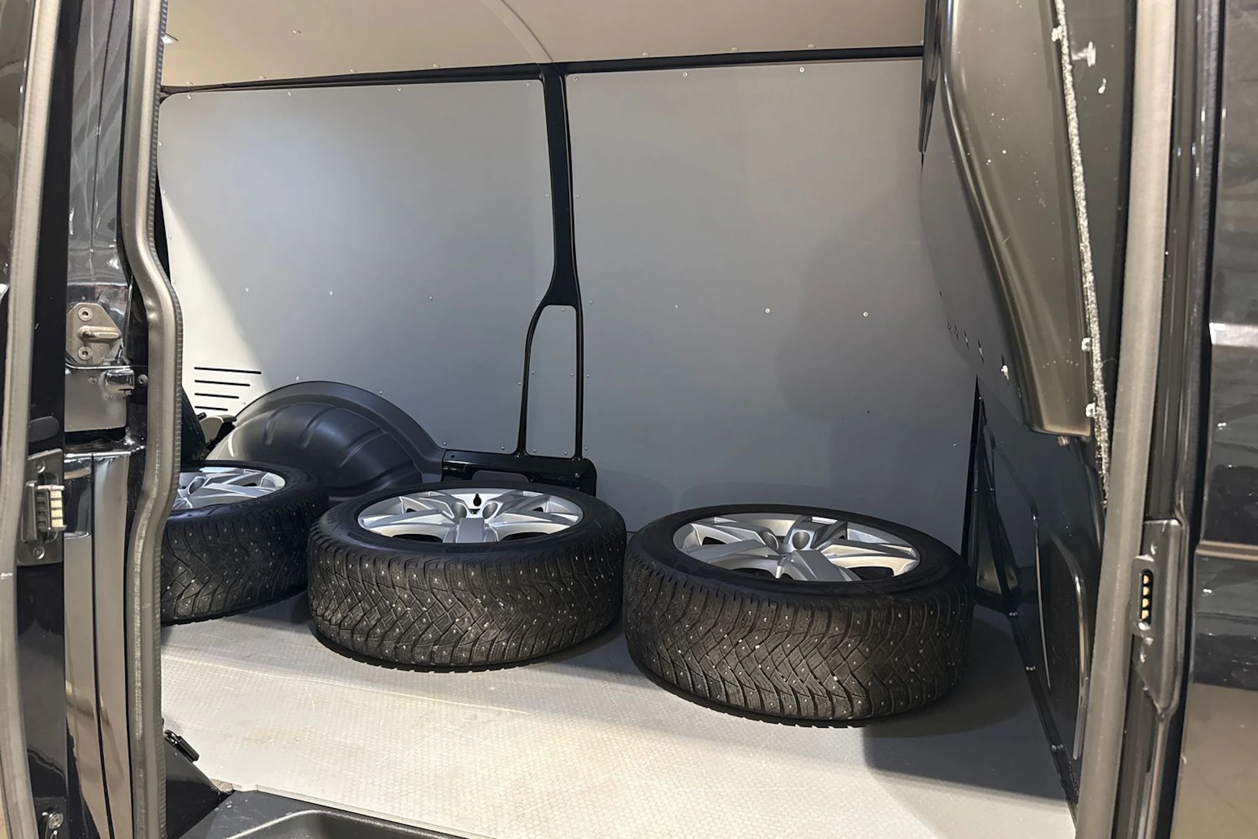 musta Volkswagen Transporter 2022 kuva 17.