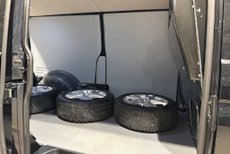 musta Volkswagen Transporter 2022 kuva 17.