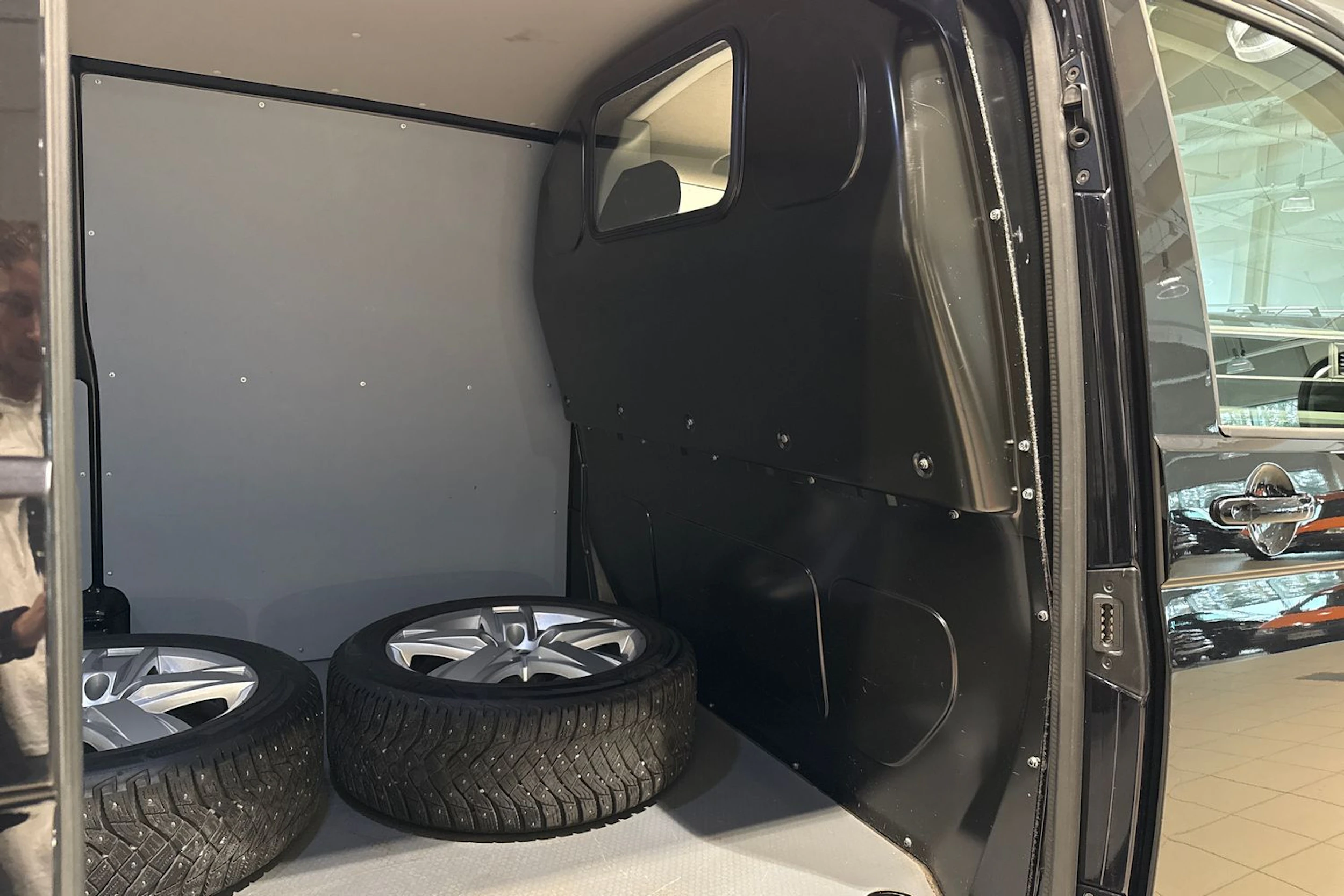 musta Volkswagen Transporter 2022 kuva 18.