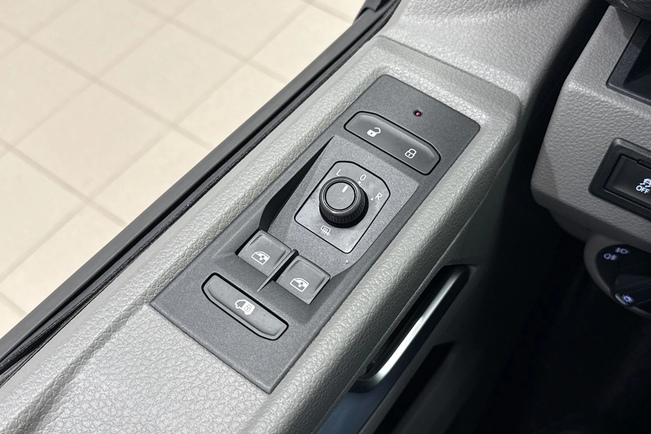 musta Volkswagen Transporter 2022 kuva 28.