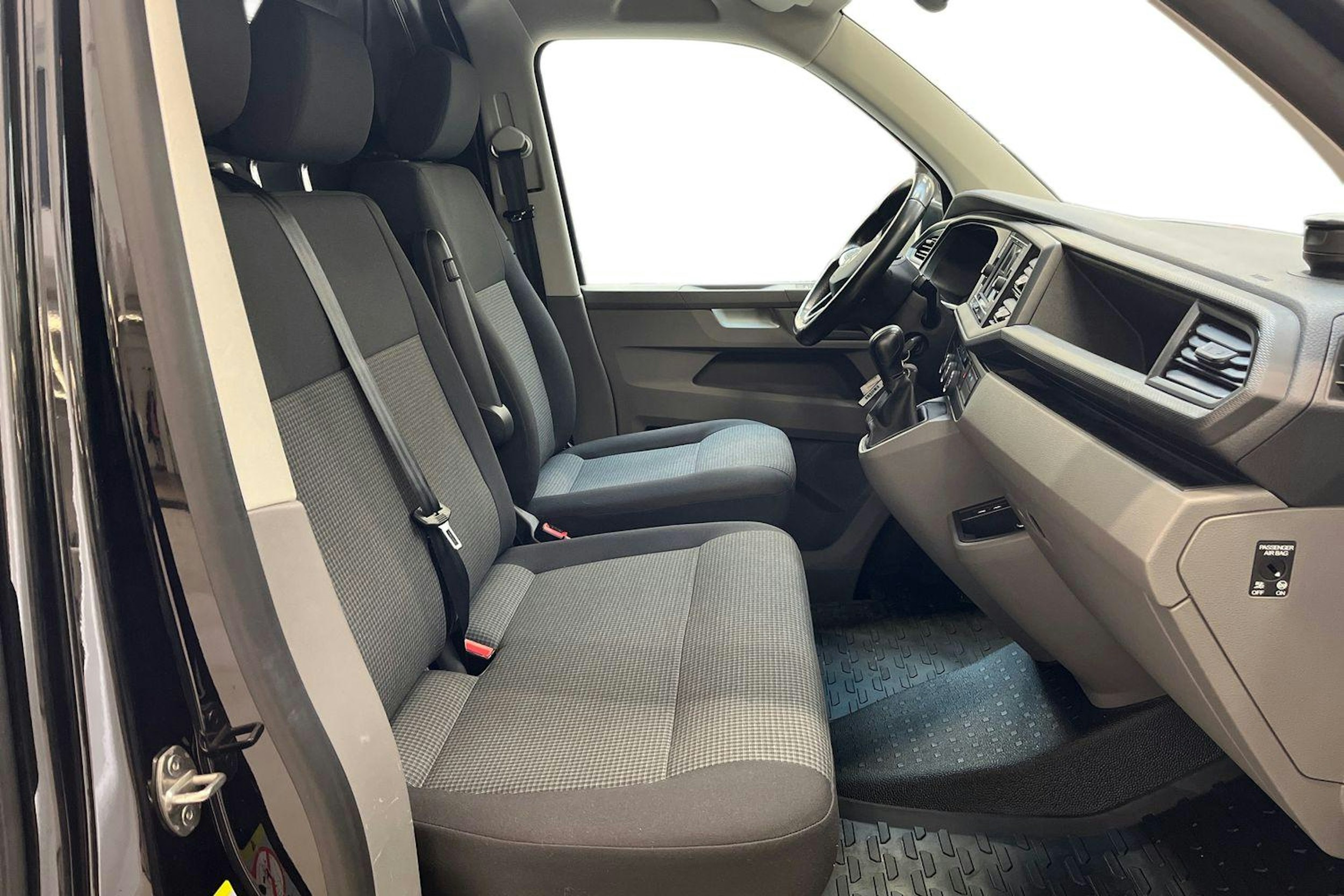 musta Volkswagen Transporter 2022 kuva 10.