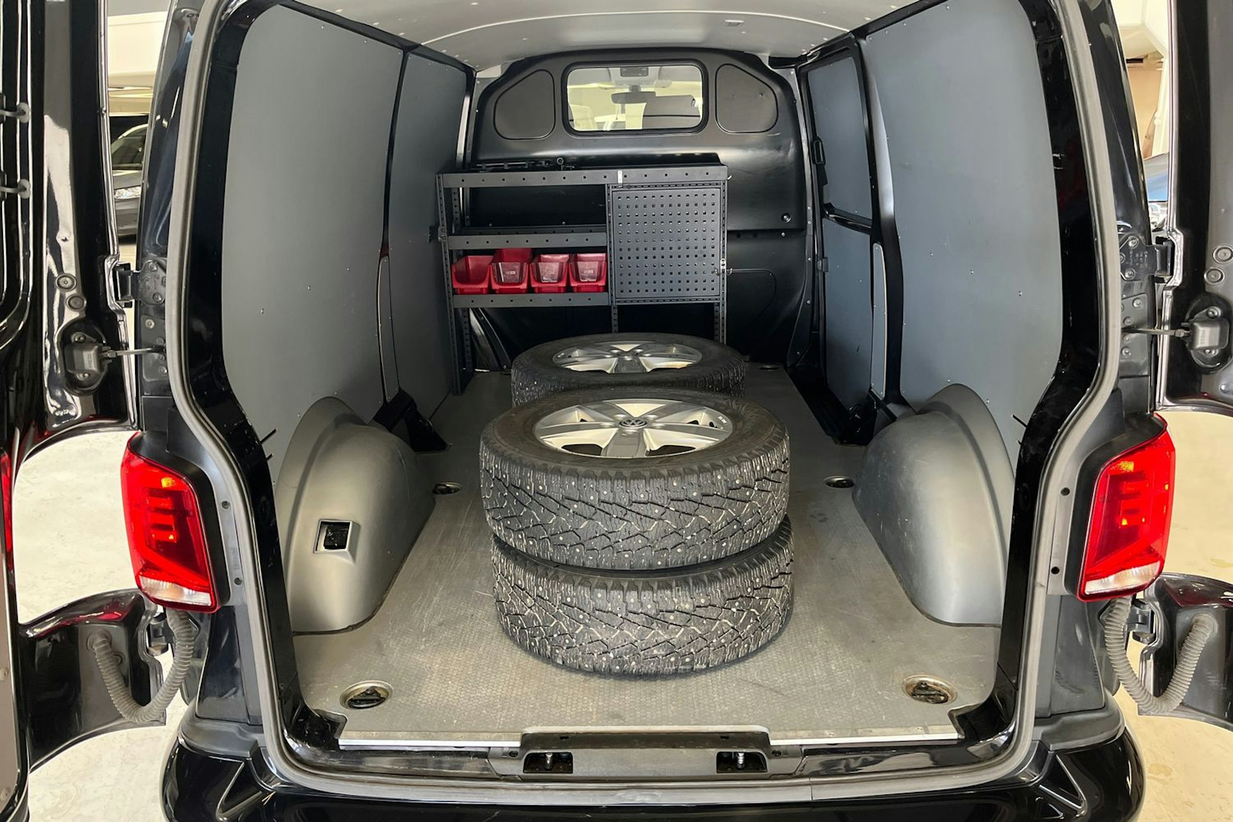 musta Volkswagen Transporter 2022 kuva 15.