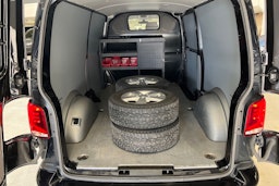 musta Volkswagen Transporter 2022 kuva 15.