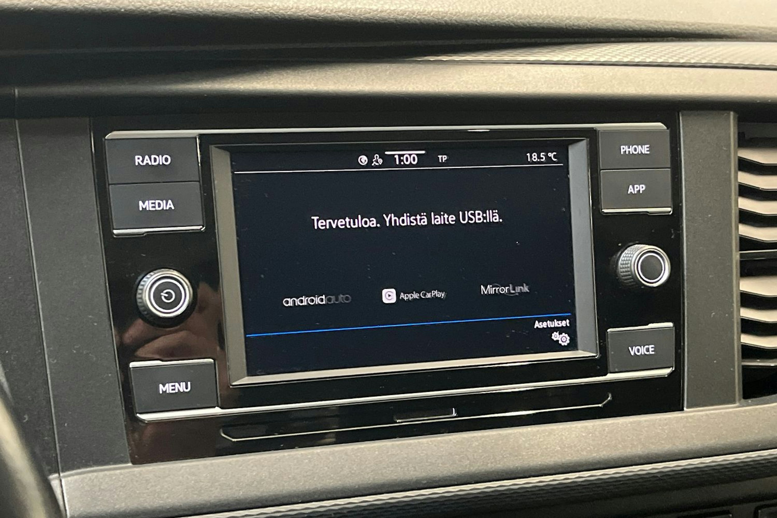 musta Volkswagen Transporter 2022 kuva 18.