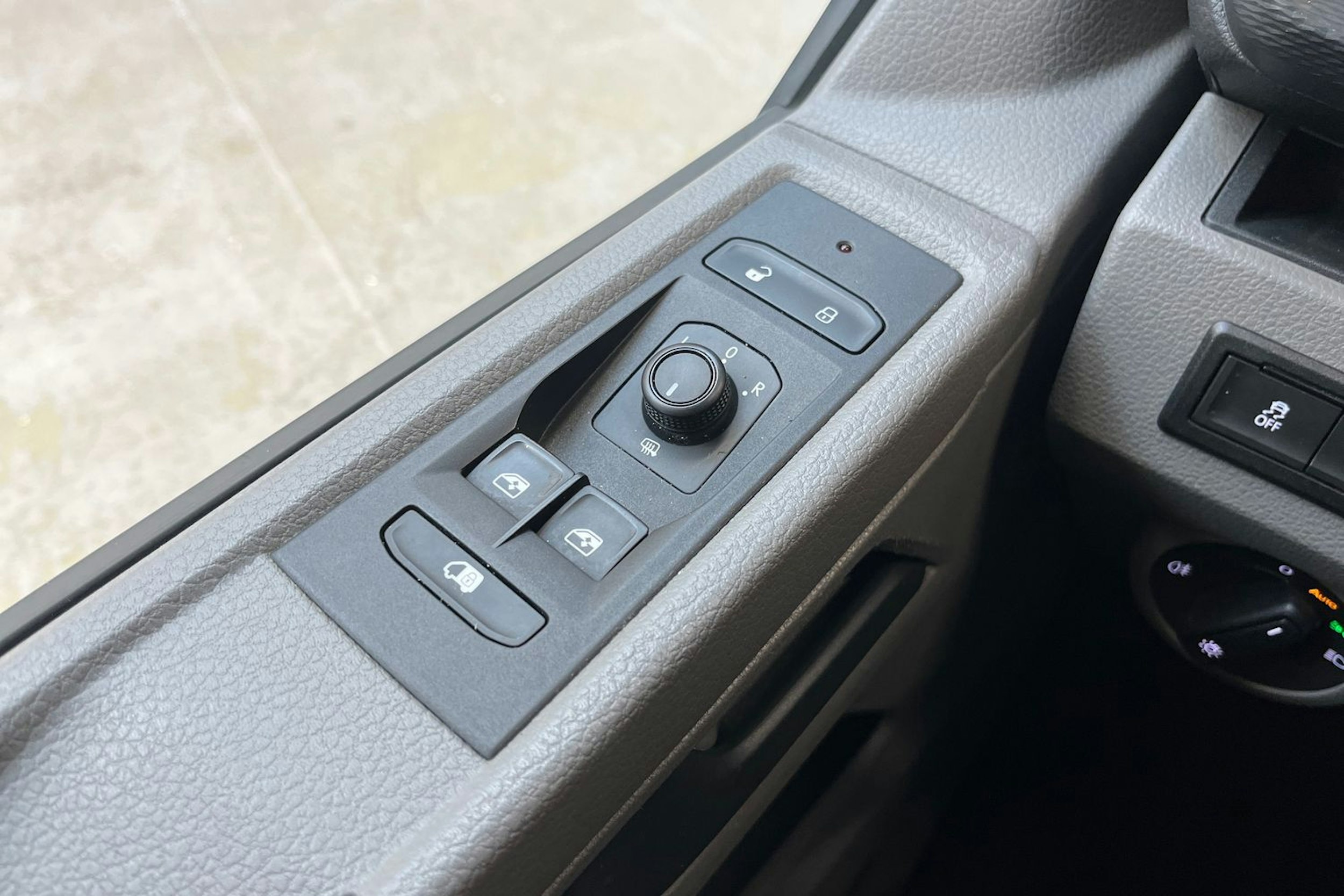 musta Volkswagen Transporter 2022 kuva 21.