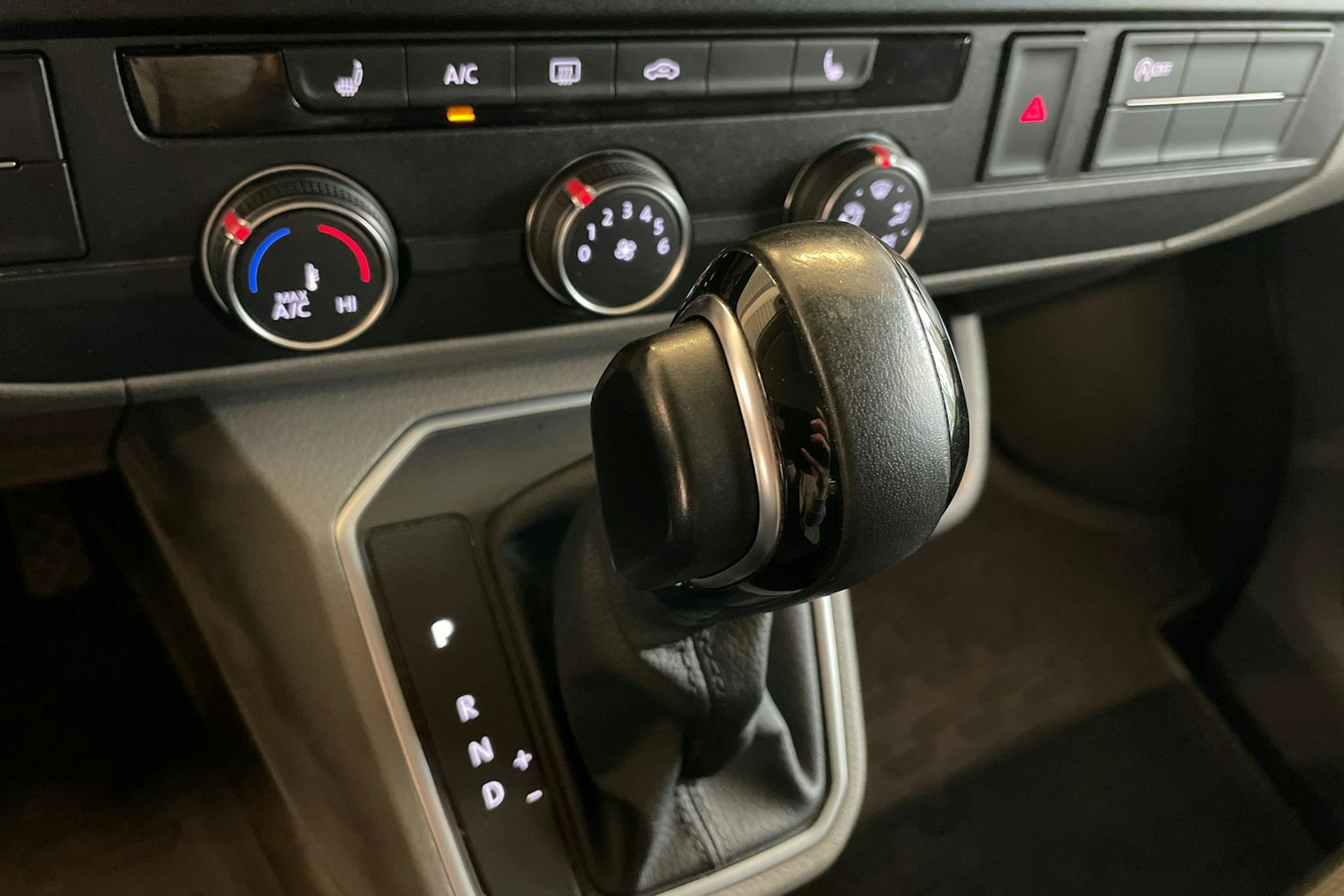 Oranssi Volkswagen TRANSPORTER 2022 kuva 19.