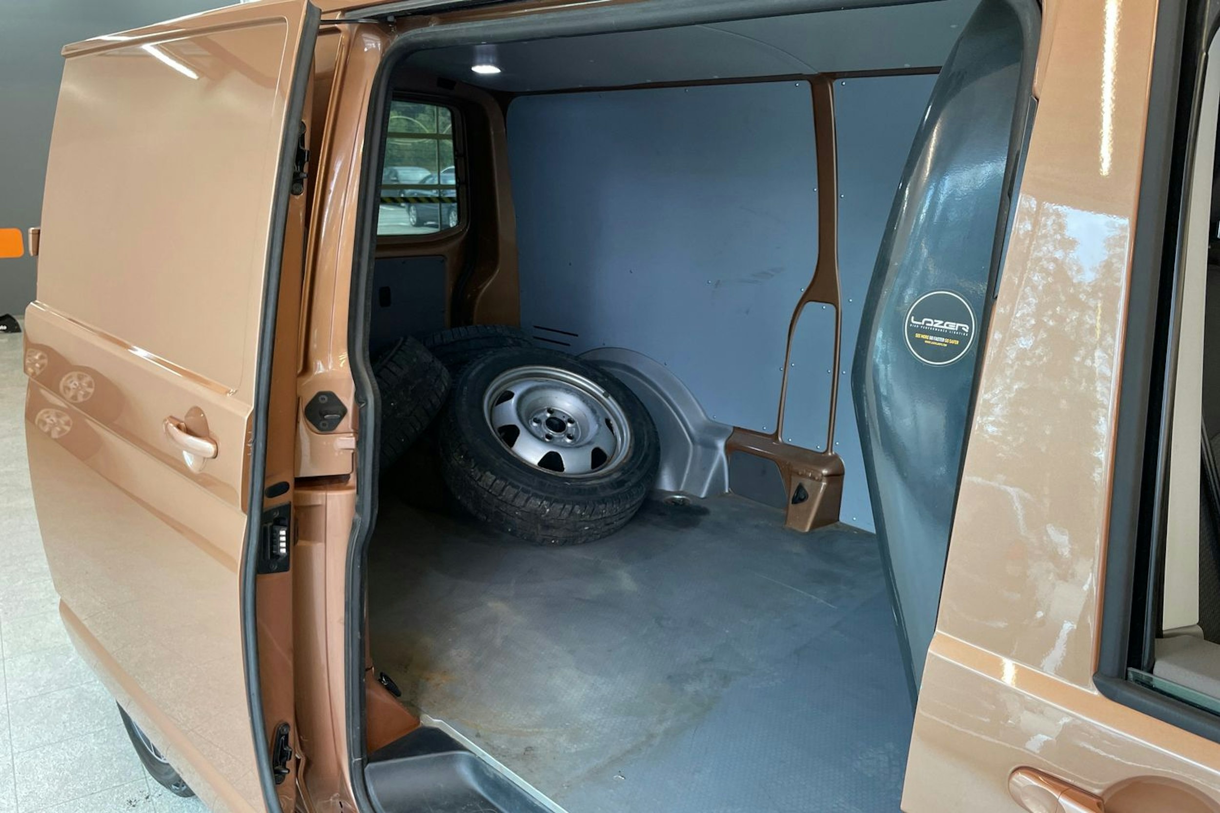 Oranssi Volkswagen TRANSPORTER 2022 kuva 30.