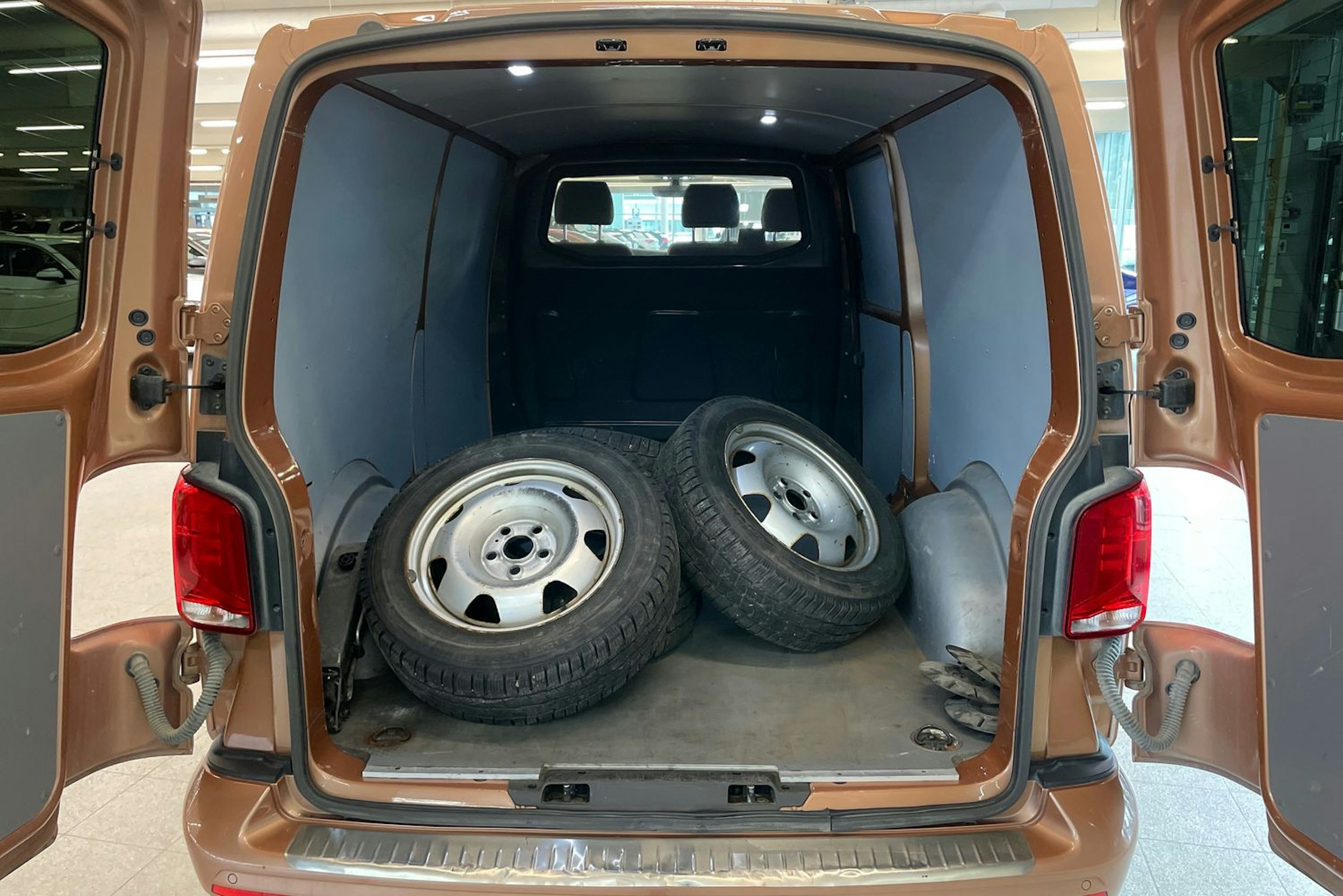 Oranssi Volkswagen TRANSPORTER 2022 kuva 31.